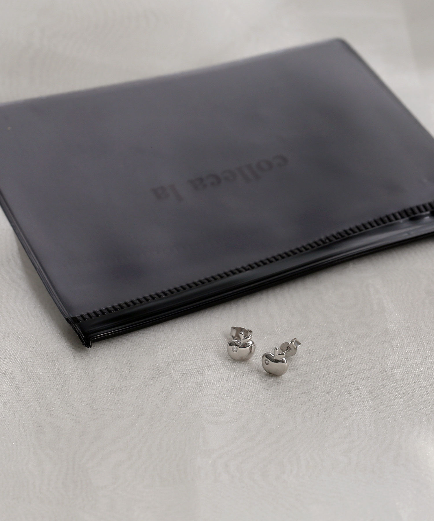  「[silver925]ミニりんごピアス〈金属アレルギー対応〉」|ピアス|