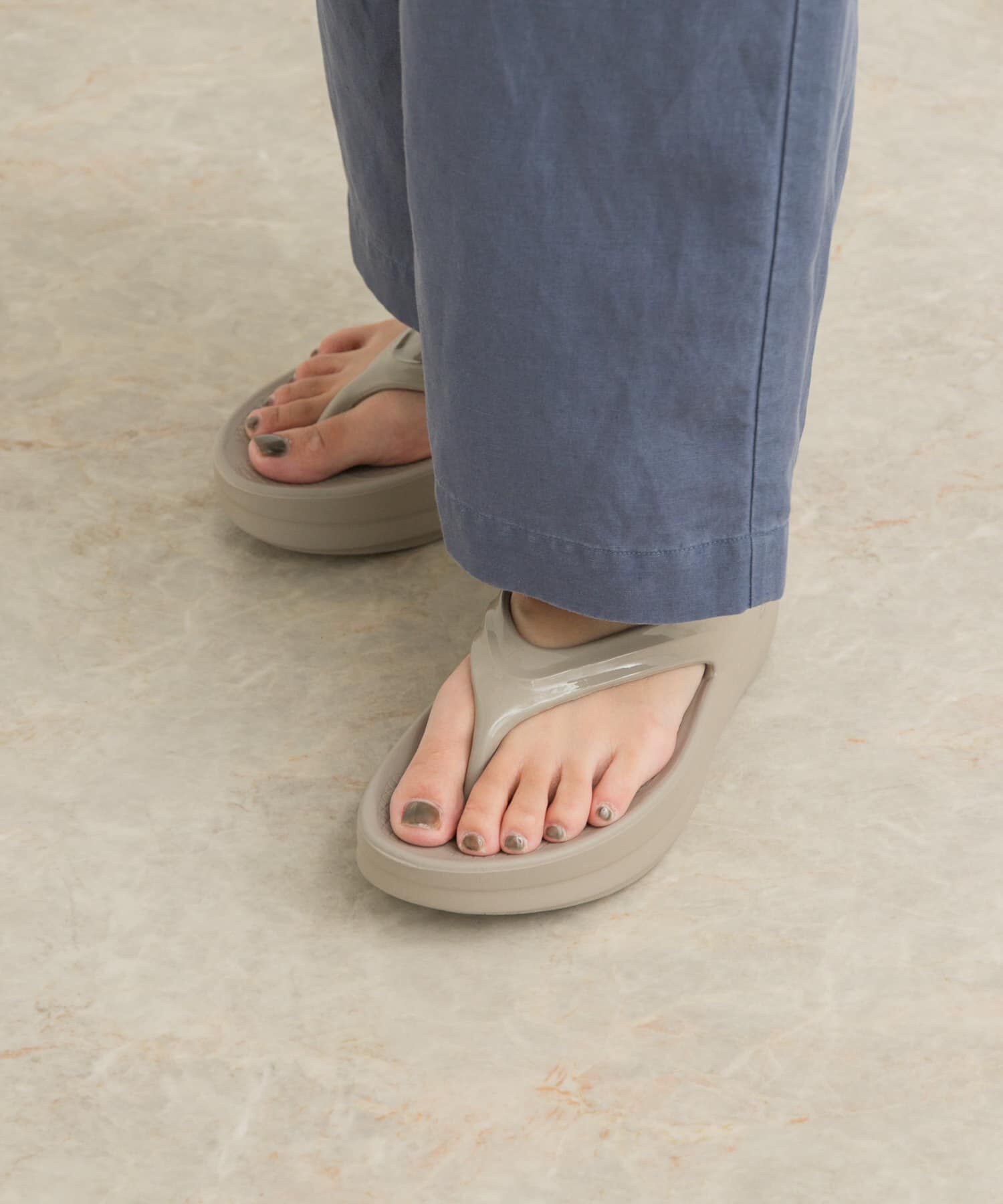 URBAN RESEARCH DOORS「OOFOS　OOmega」|サンダル|