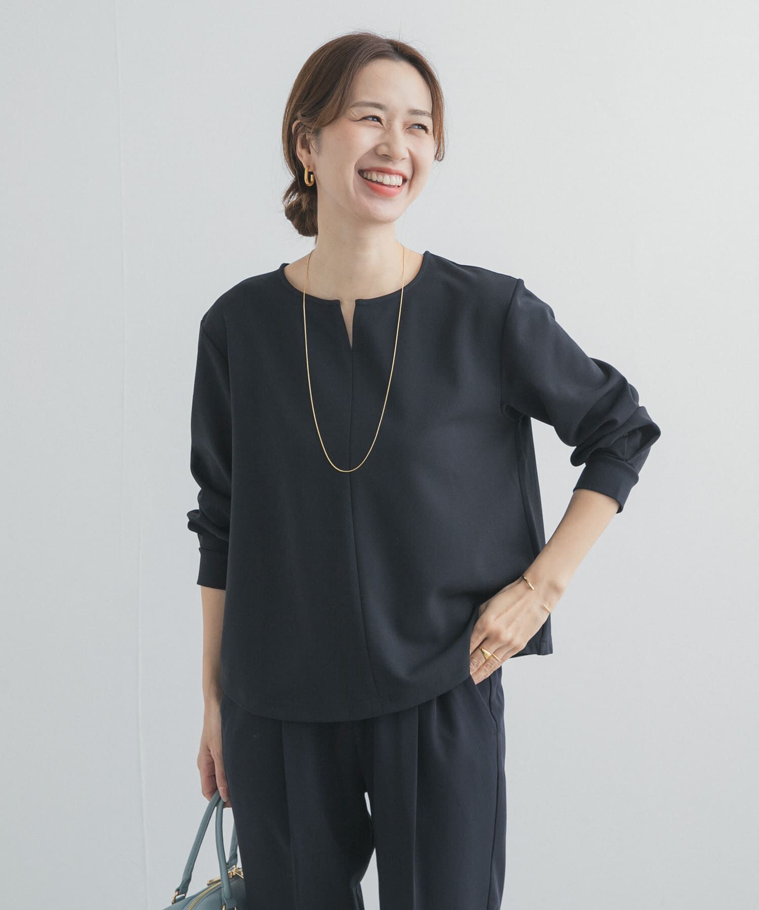 URBAN RESEARCH DOORS「『UR TECH』スリットネックプルオーバー」|シャツ・ブラウス|ネイビー