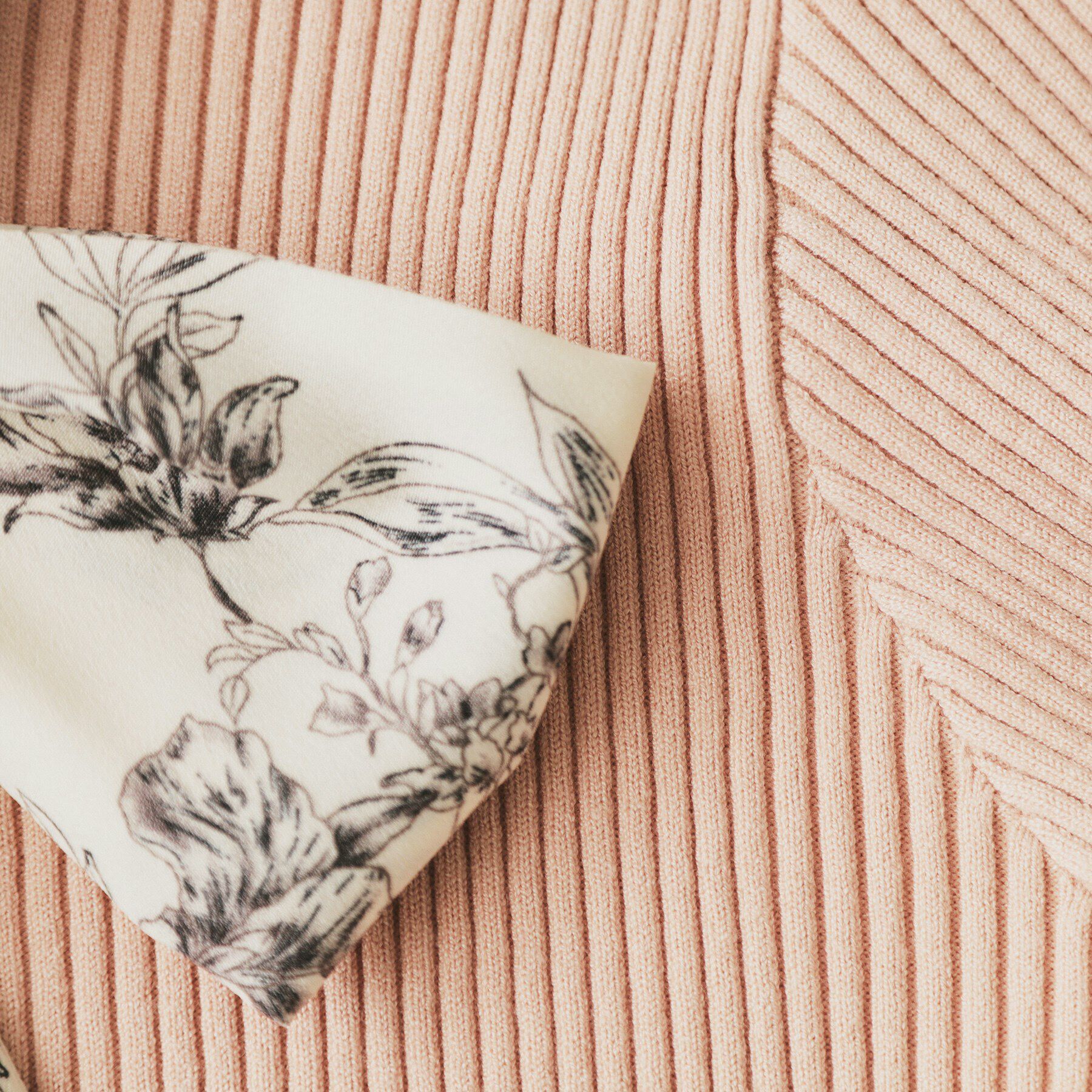 index「スカーフ付きハイネックリブニット【洗濯機洗い可】」|ニット・セーター|