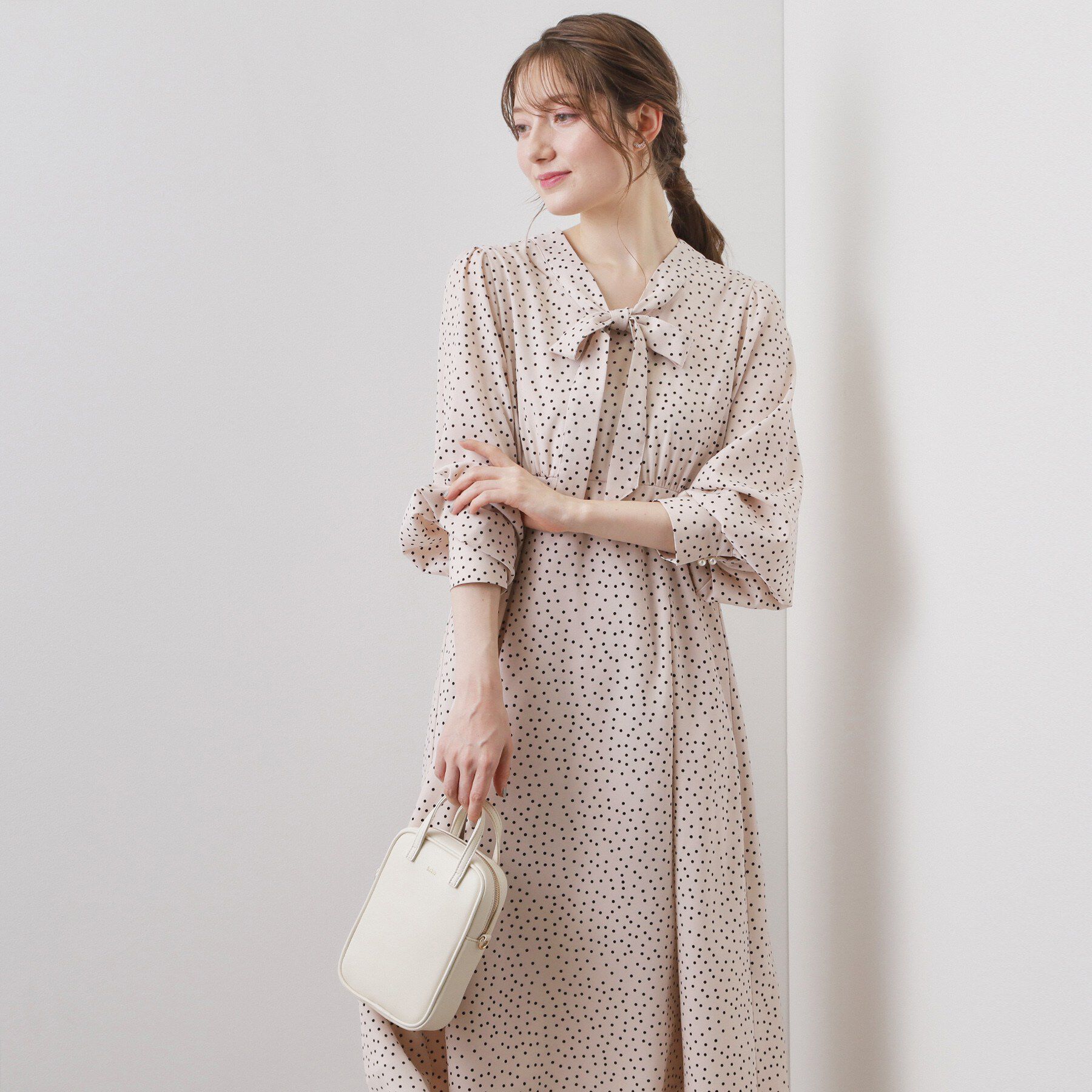 index「リボンボウタイドットワンピース【洗濯機OK/イージーアイロン/防シワ】」|ワンピース|グレージュ(150)