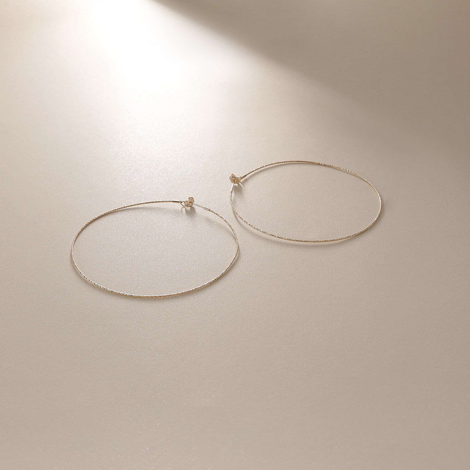 COCOSHNIK「K10カット丸線 フープピアス（大）」|ピアス|