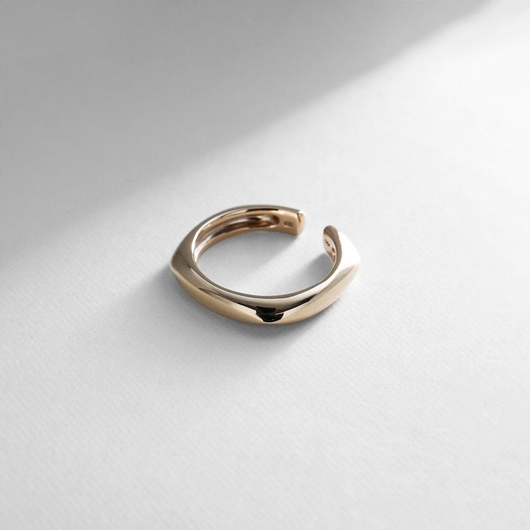 COCOSHNIK「K10クッションシェイプボリューム イヤーカフ大」|イヤリング|