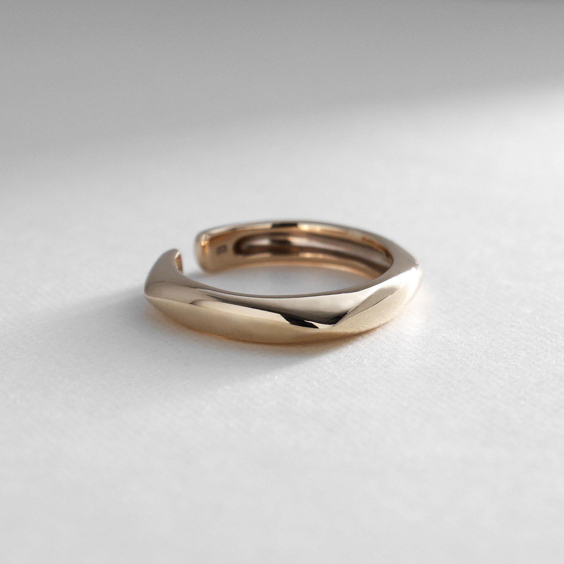 COCOSHNIK「K10クッションシェイプボリューム イヤーカフ大」|イヤリング|