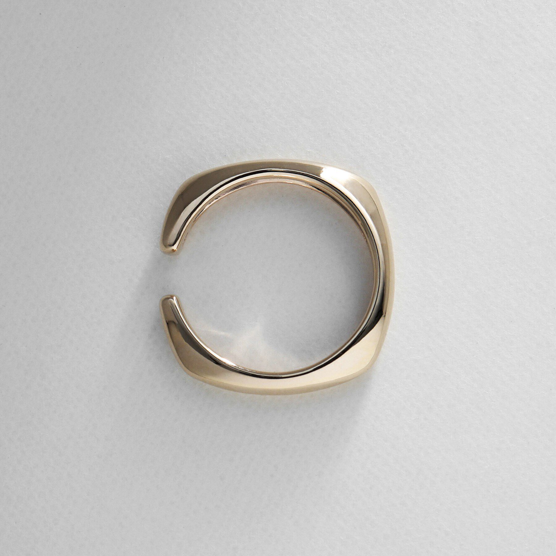 COCOSHNIK「K10クッションシェイプボリューム イヤーカフ大」|イヤリング|