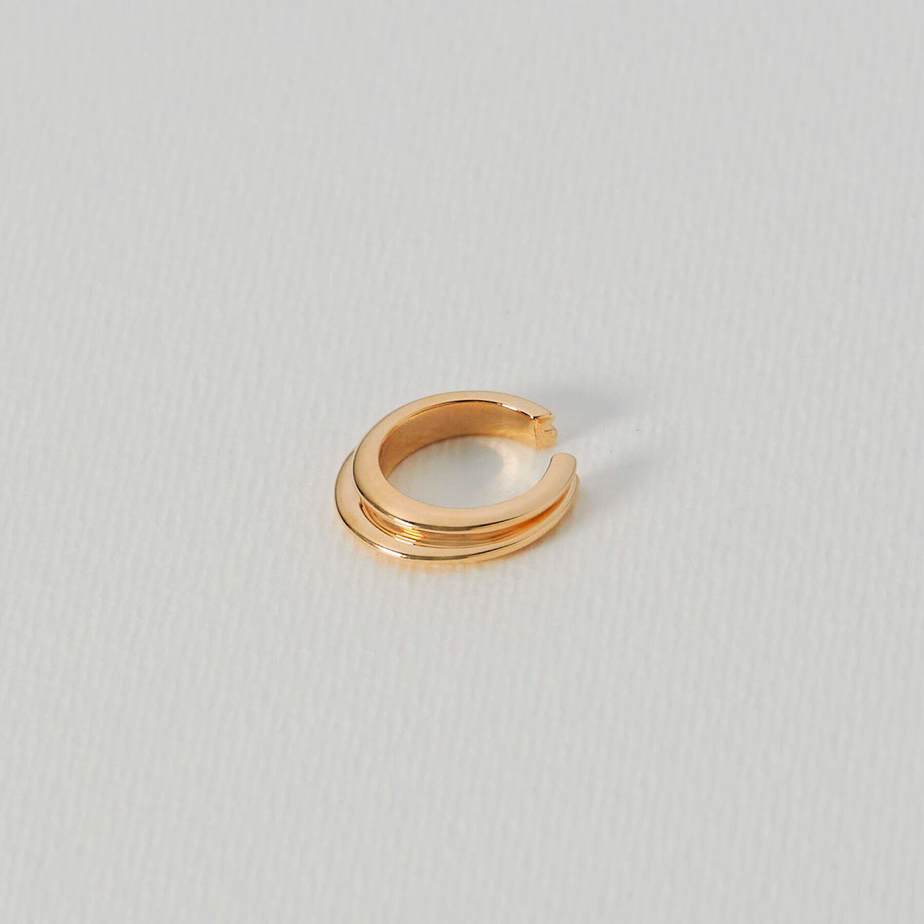 COCOSHNIK「K10しのぎ2連 イヤーカフ」|イヤリング|