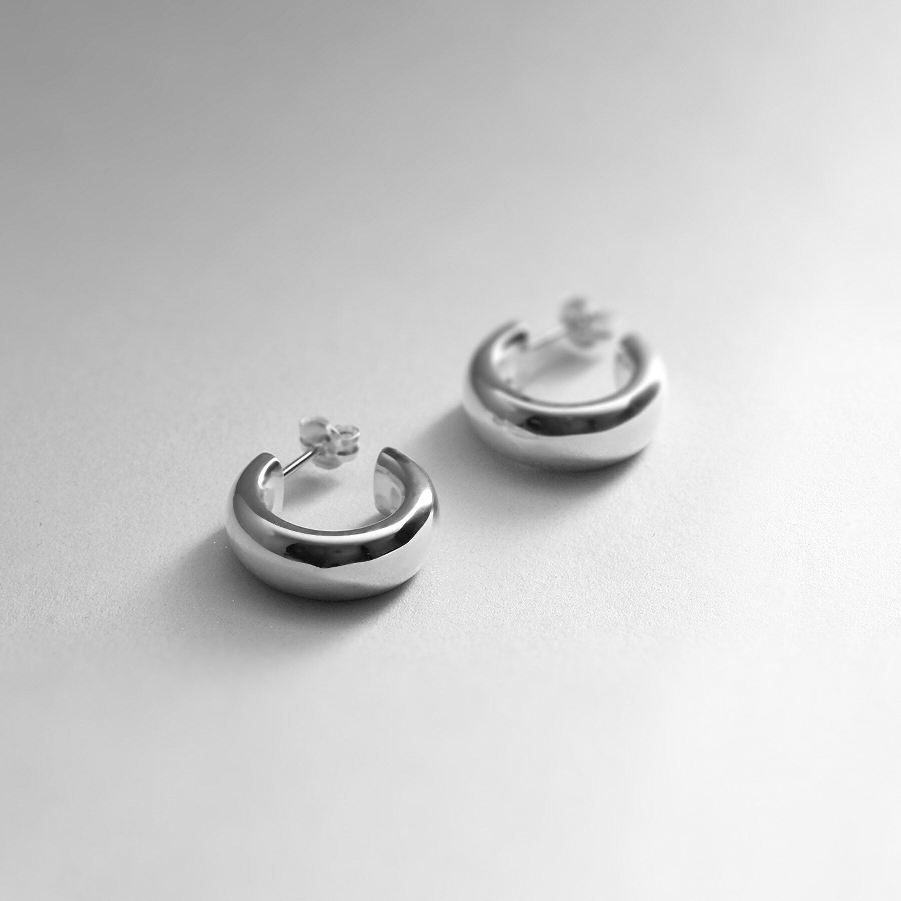 COCOSHNIK ONKITSCH「シルバー スモールフープ プランプピアス」|ピアス|