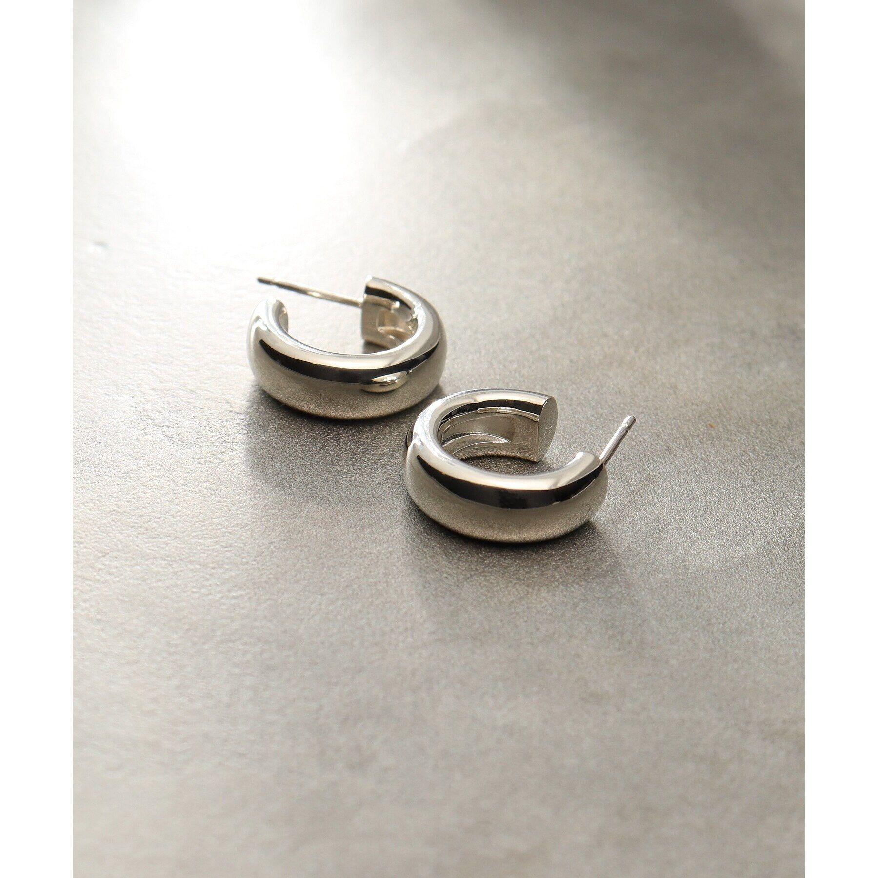 COCOSHNIK ONKITSCH「シルバー スモールフープ プランプピアス」|ピアス|