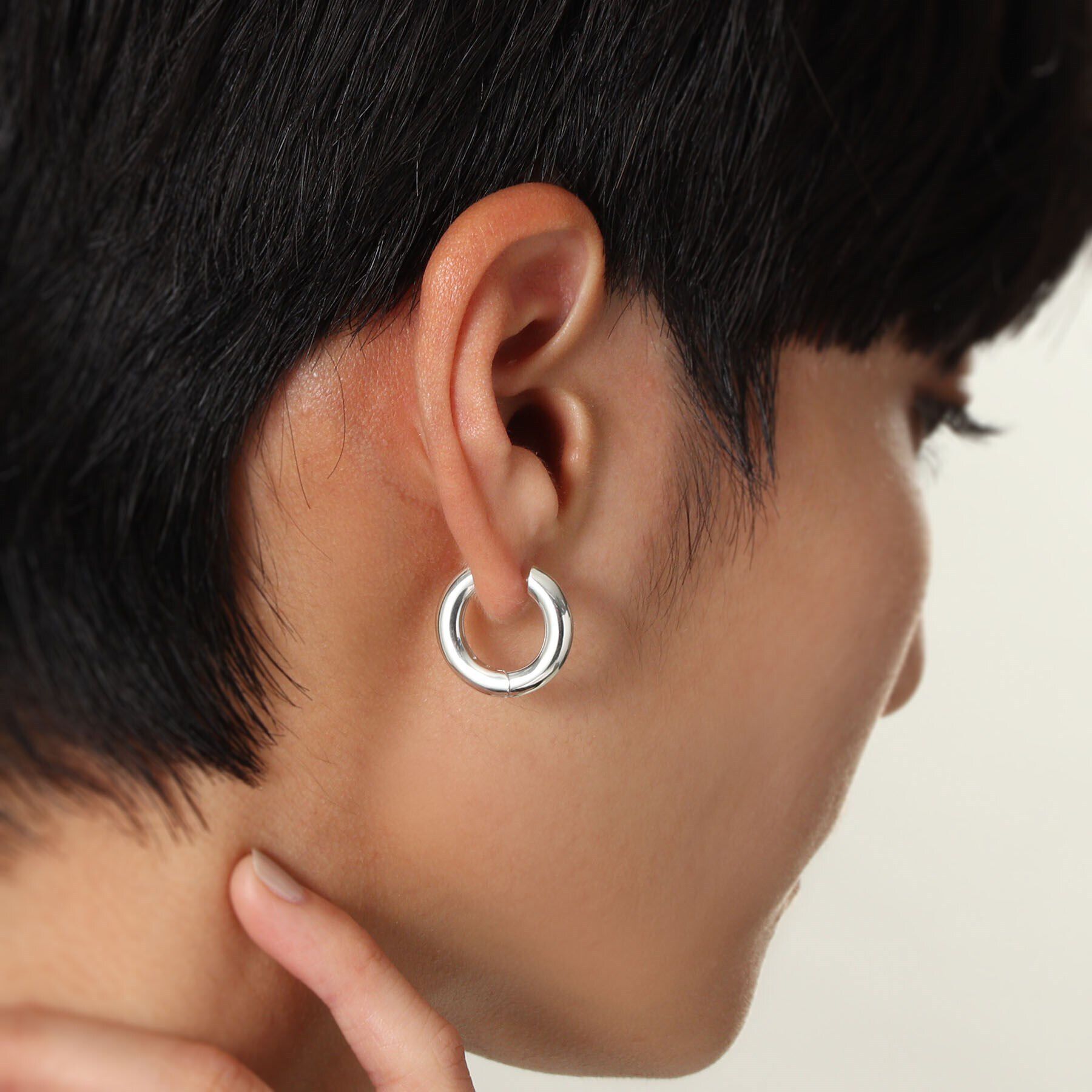 COCOSHNIK ONKITSCH「シルバー ハギーフープ ラウンドピアス」|ピアス|