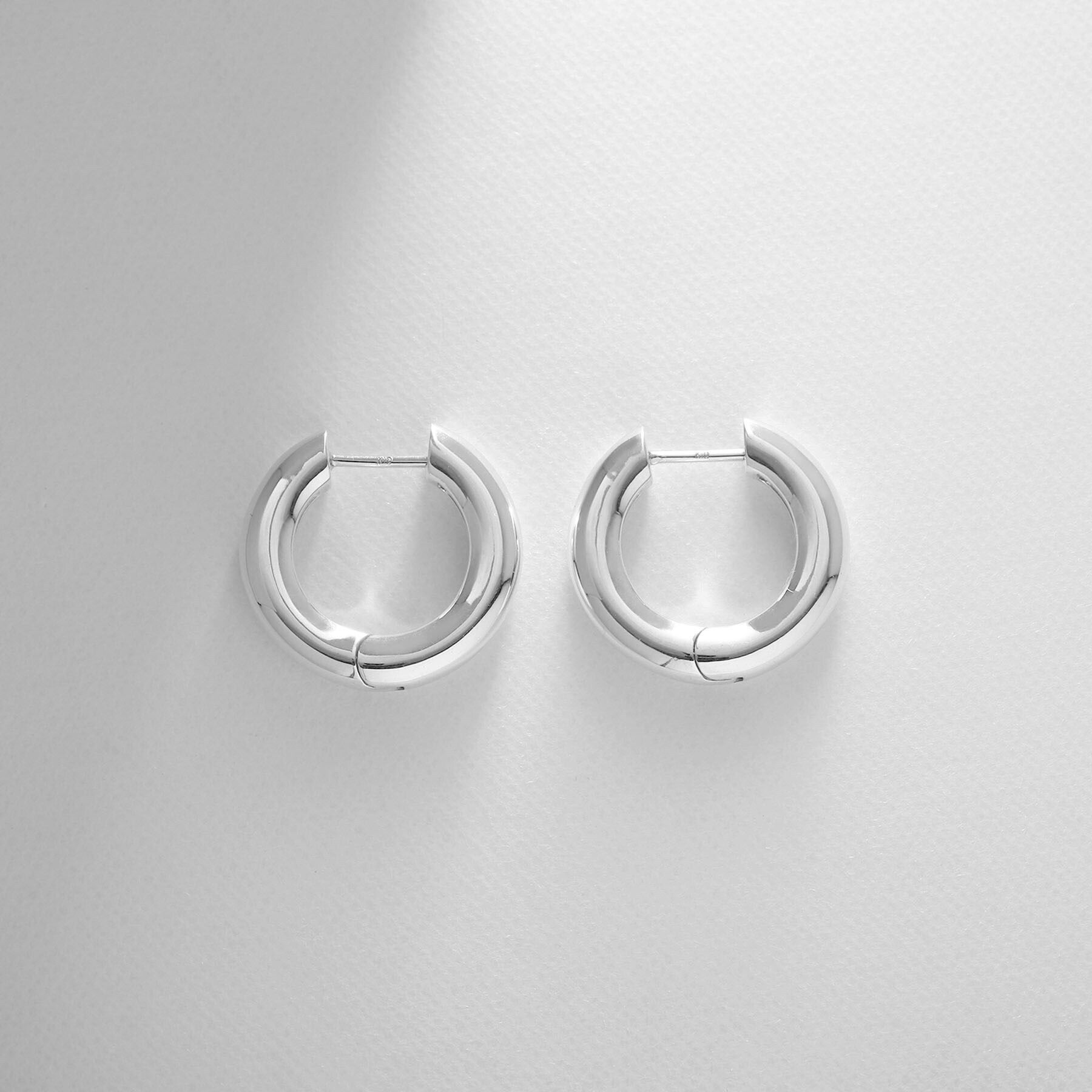 COCOSHNIK ONKITSCH「シルバー ハギーフープ ラウンドピアス」|ピアス|