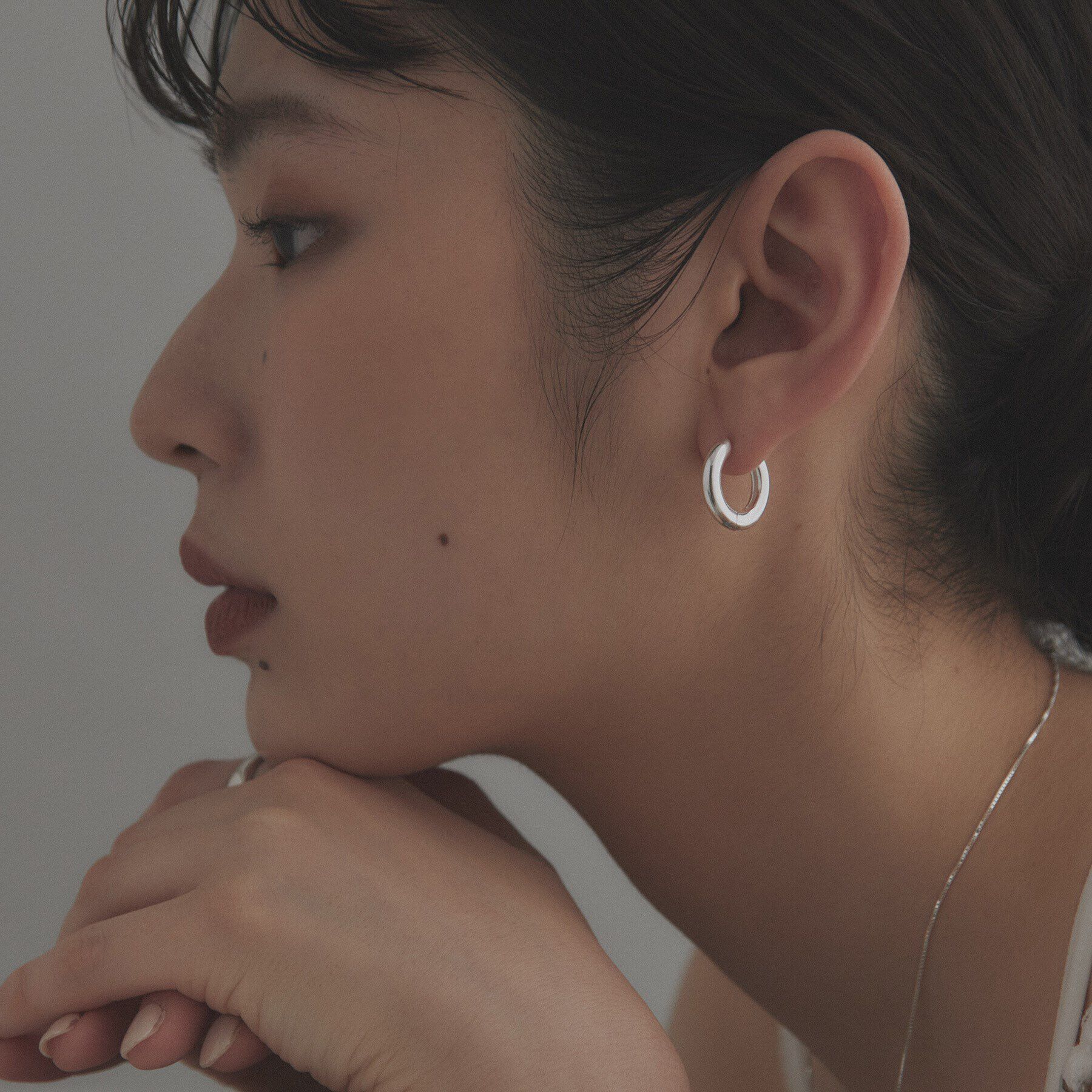 COCOSHNIK ONKITSCH「シルバー ハギーフープ ラウンドピアス」|ピアス|