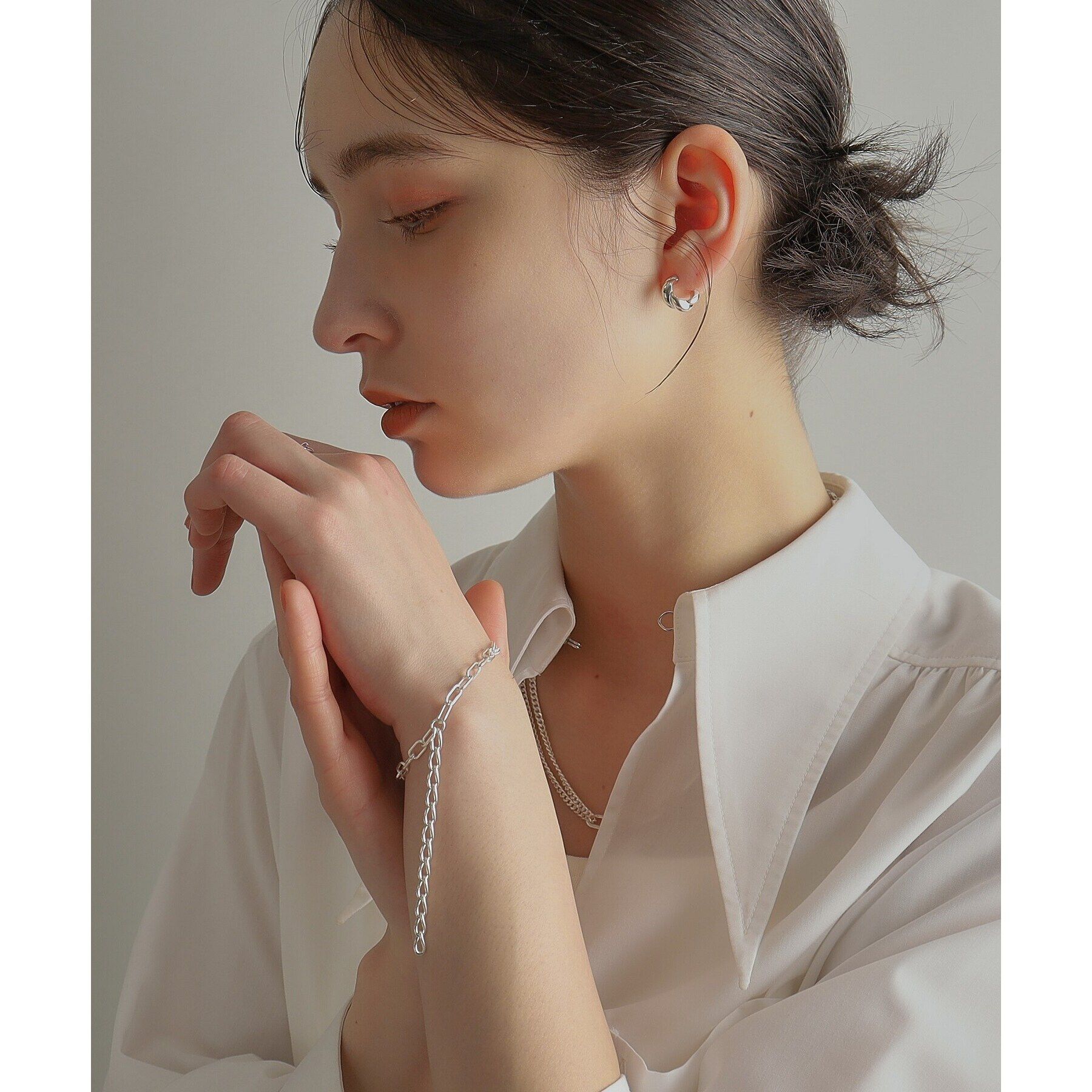 COCOSHNIK ONKITSCH「シルバー スモールフープ クロワッサンピアス」|ピアス|