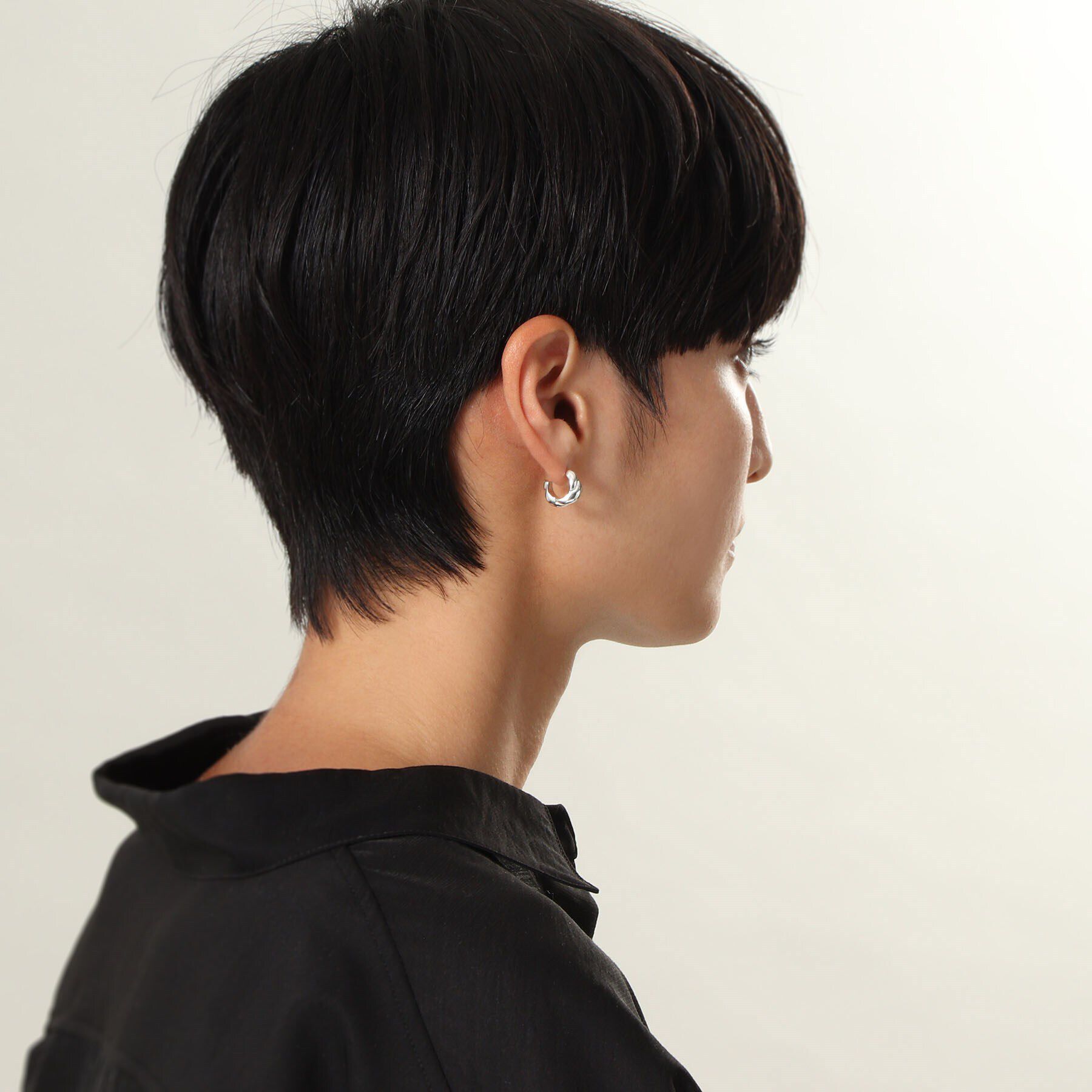 COCOSHNIK ONKITSCH「シルバー スモールフープ クロワッサンピアス」|ピアス|