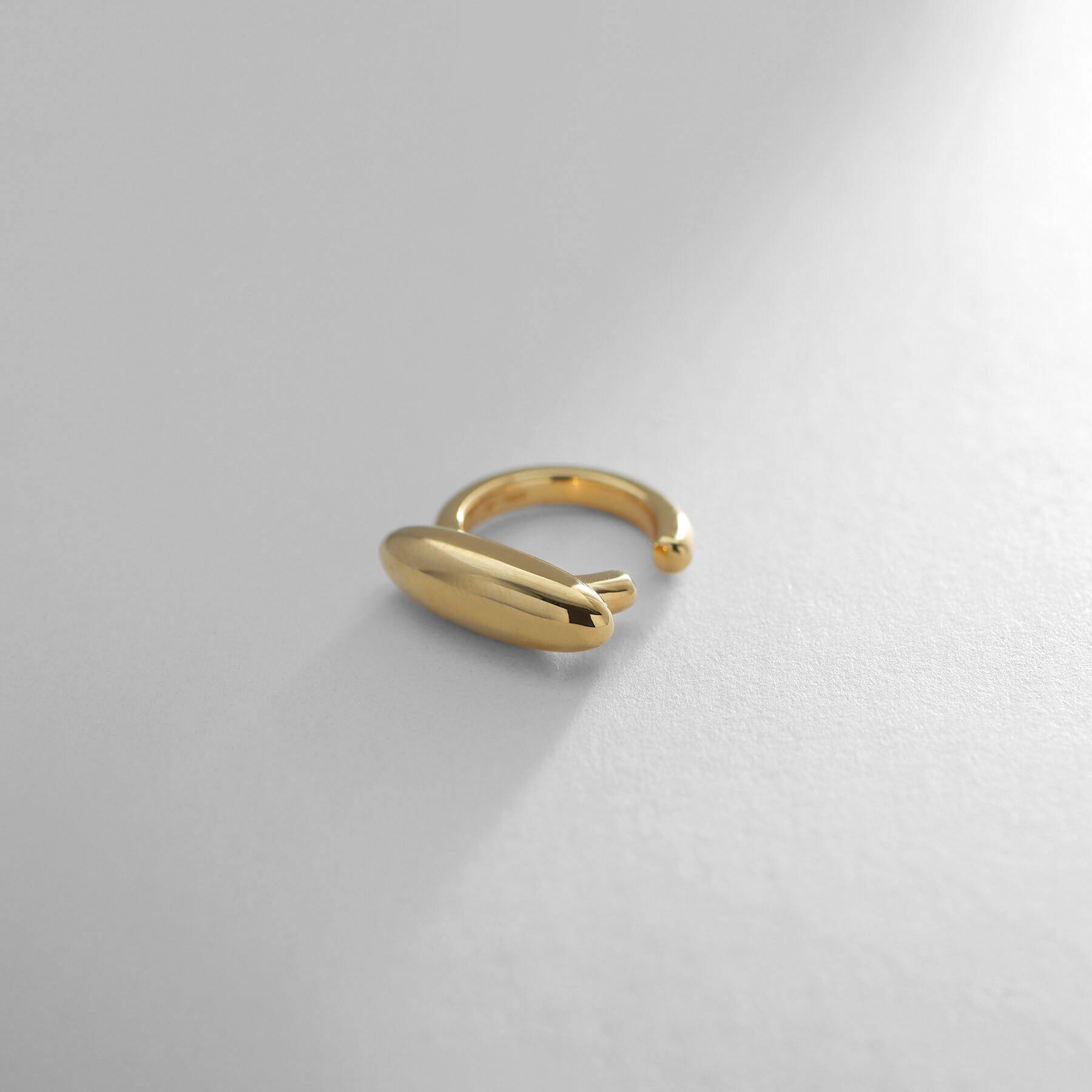 COCOSHNIK ONKITSCH「シルバー オーバルモチーフ スモールイヤーカフ GP」|イヤリング|