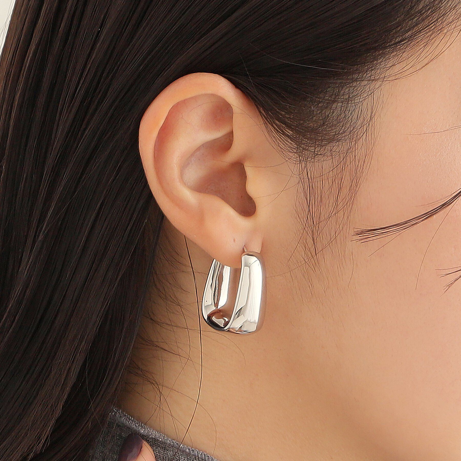 COCOSHNIK ONKITSCH「シルバー ホロウフープピアス トラペーズ」|ピアス|