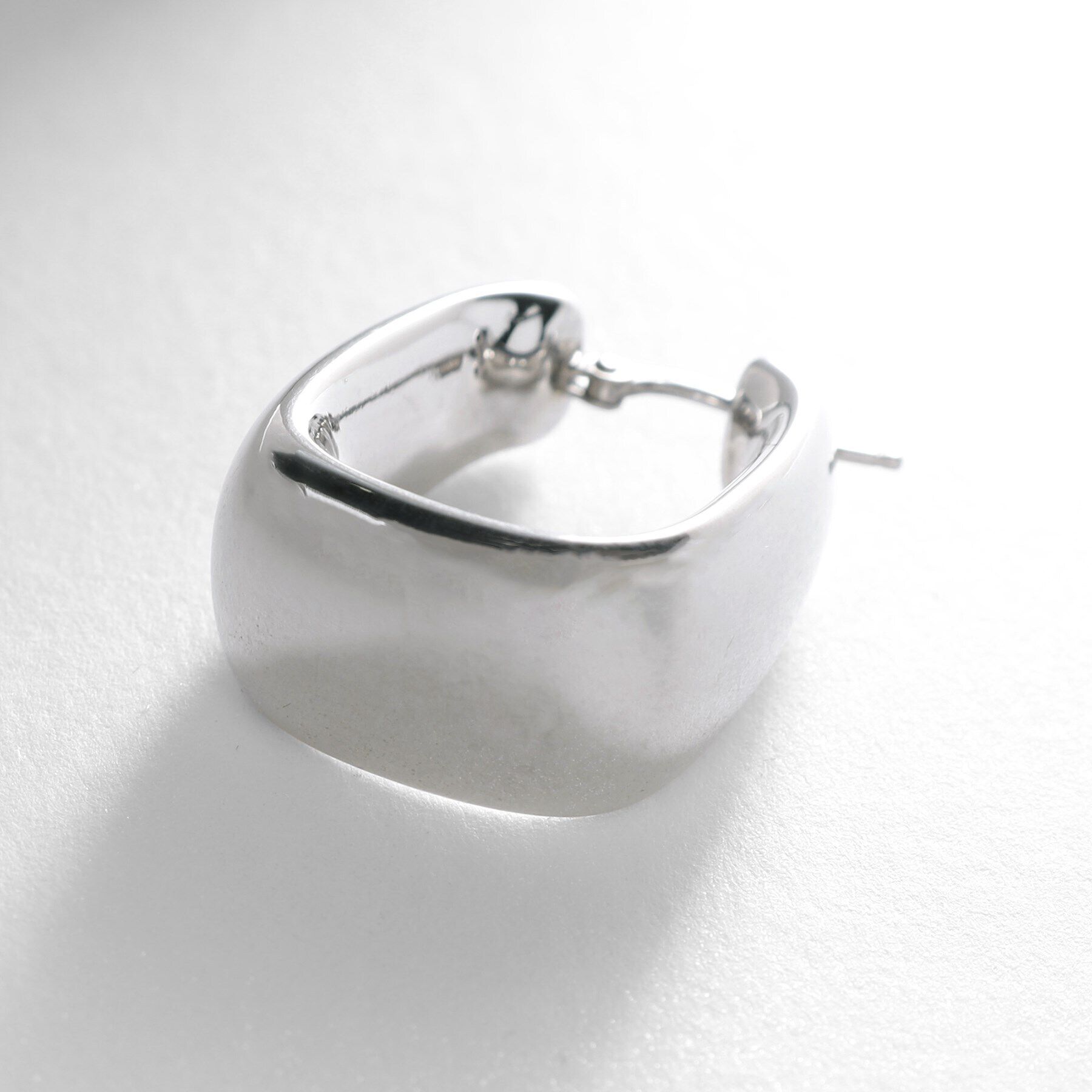 COCOSHNIK ONKITSCH「シルバー ホロウフープピアス トラペーズ」|ピアス|