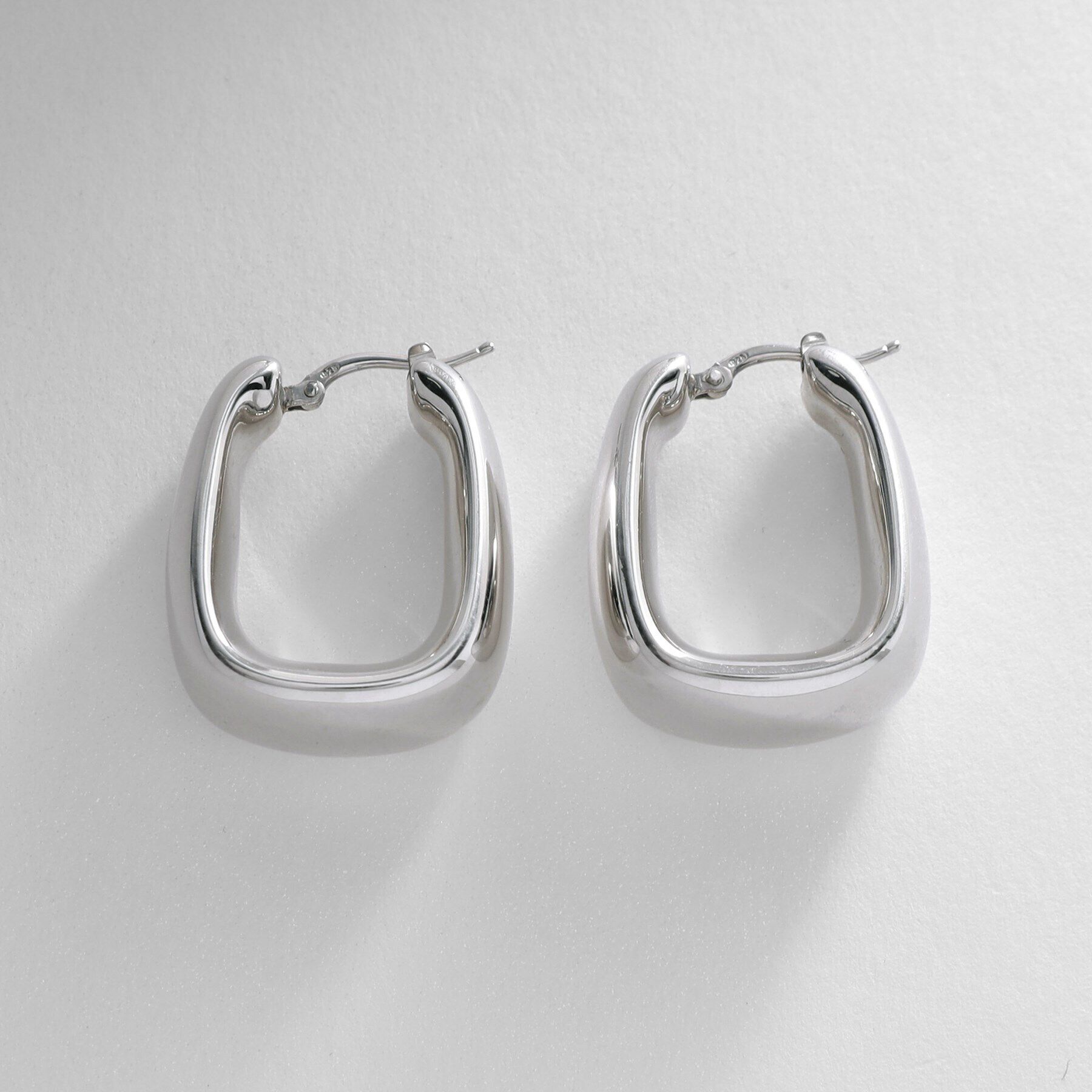 COCOSHNIK ONKITSCH「シルバー ホロウフープピアス トラペーズ」|ピアス|