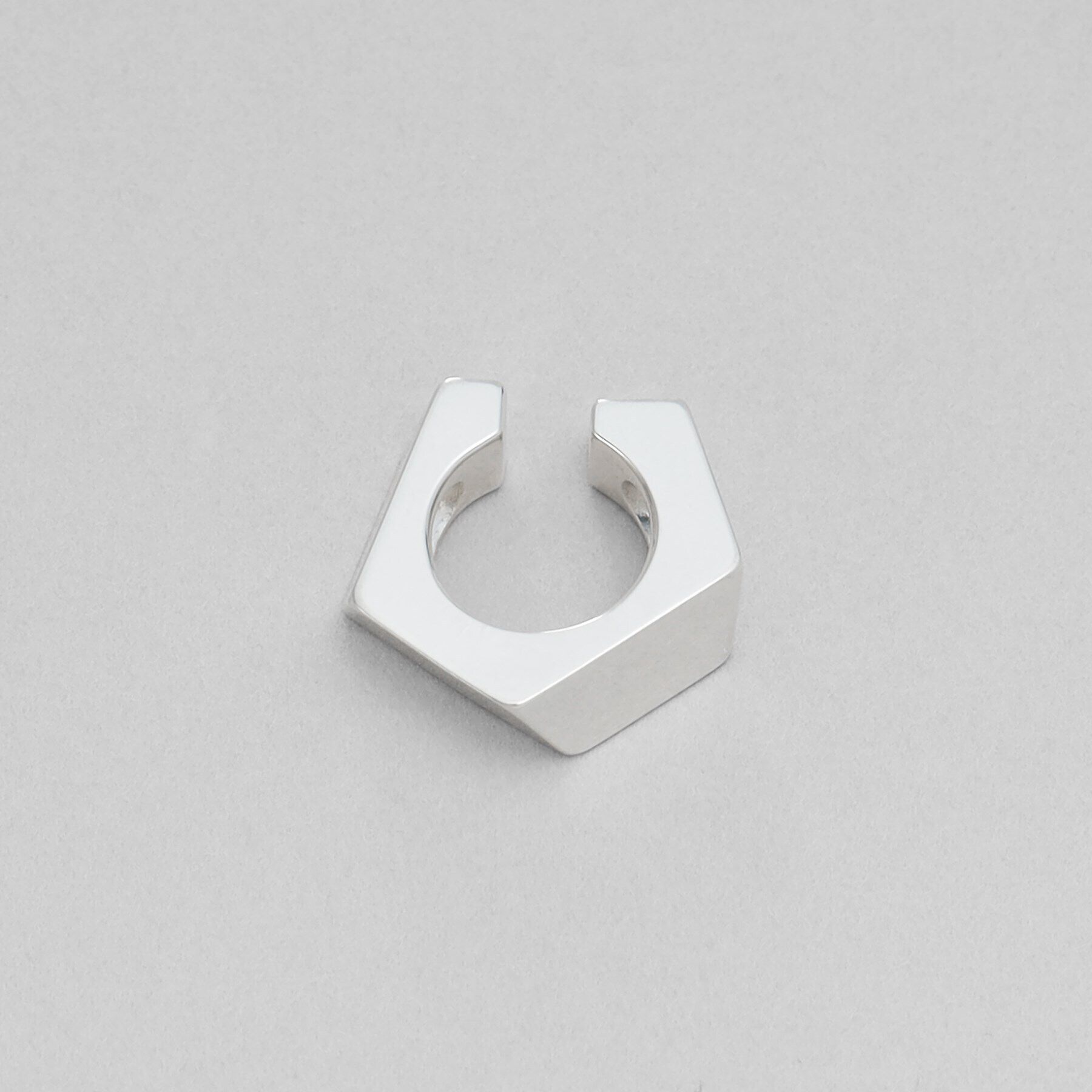 COCOSHNIK ONKITSCH「シルバー ペンタゴンイヤーカフ」|イヤリング|