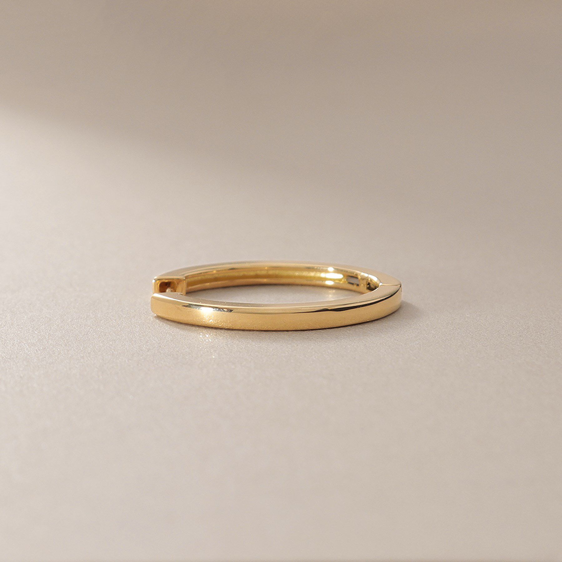 COCOSHNIK「K10平打ちフープ ワンタッチピアス」|ピアス|