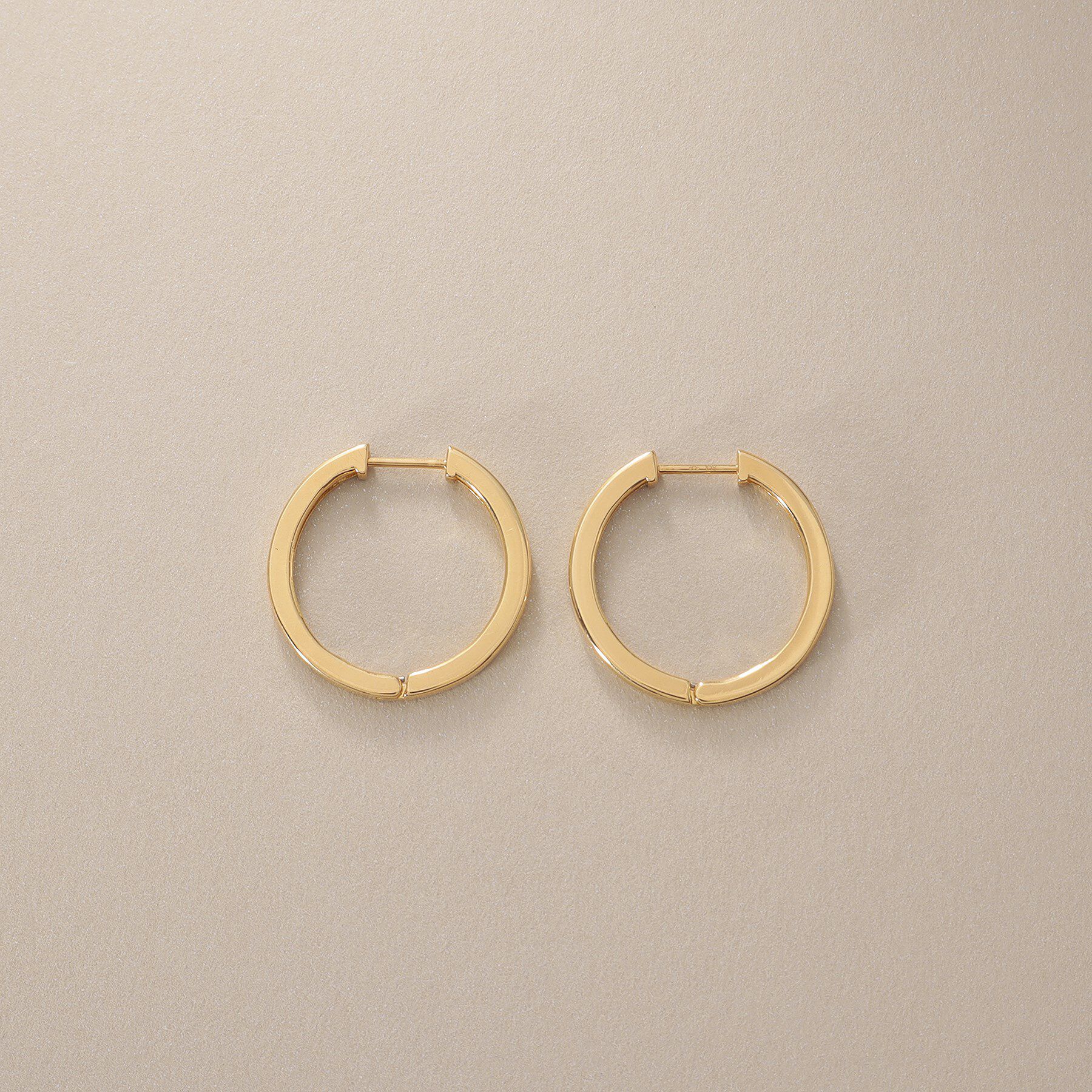 COCOSHNIK「K10平打ちフープ ワンタッチピアス」|ピアス|