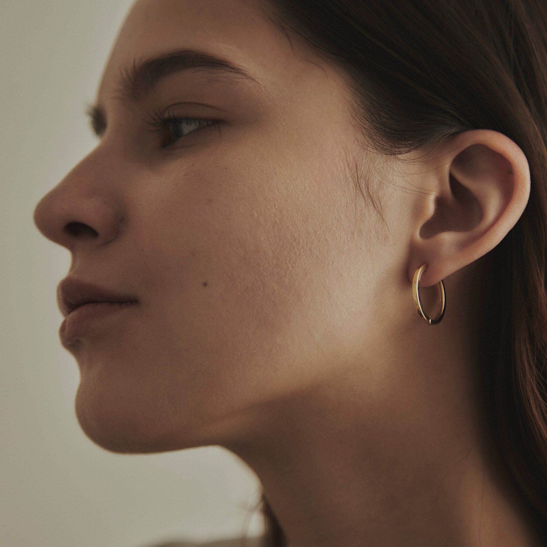 COCOSHNIK「K10平打ちフープ ワンタッチピアス」|ピアス|