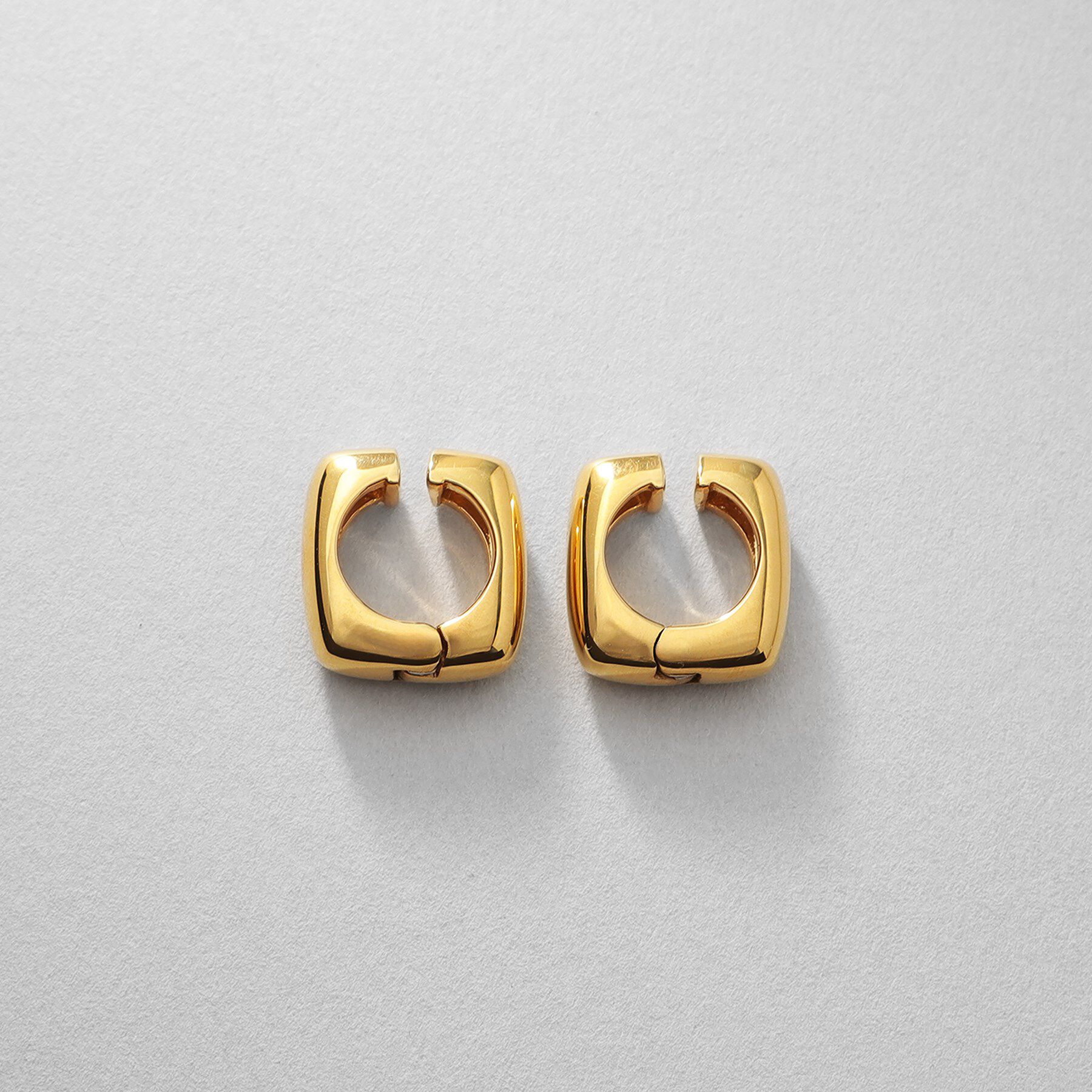 COCOSHNIK ONKITSCH「シルバー ハギーイヤリング スクエア GP」|イヤリング|