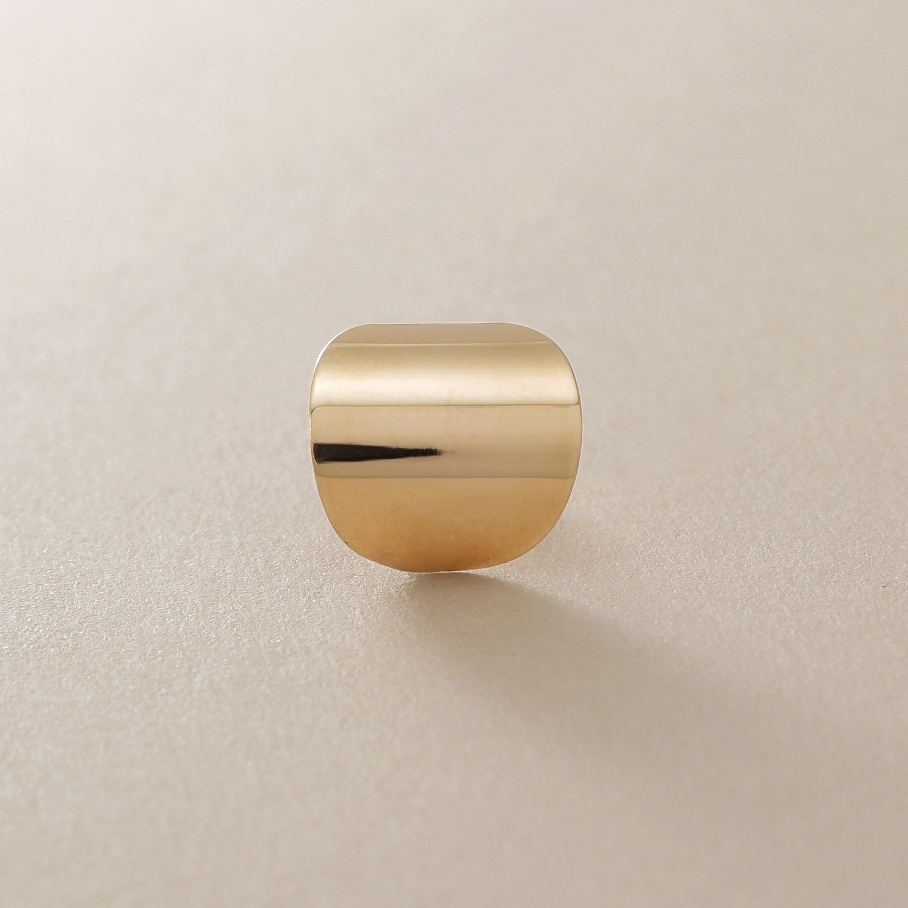 COCOSHNIK「K10ラウンドプレート スタッドピアス」|ピアス|