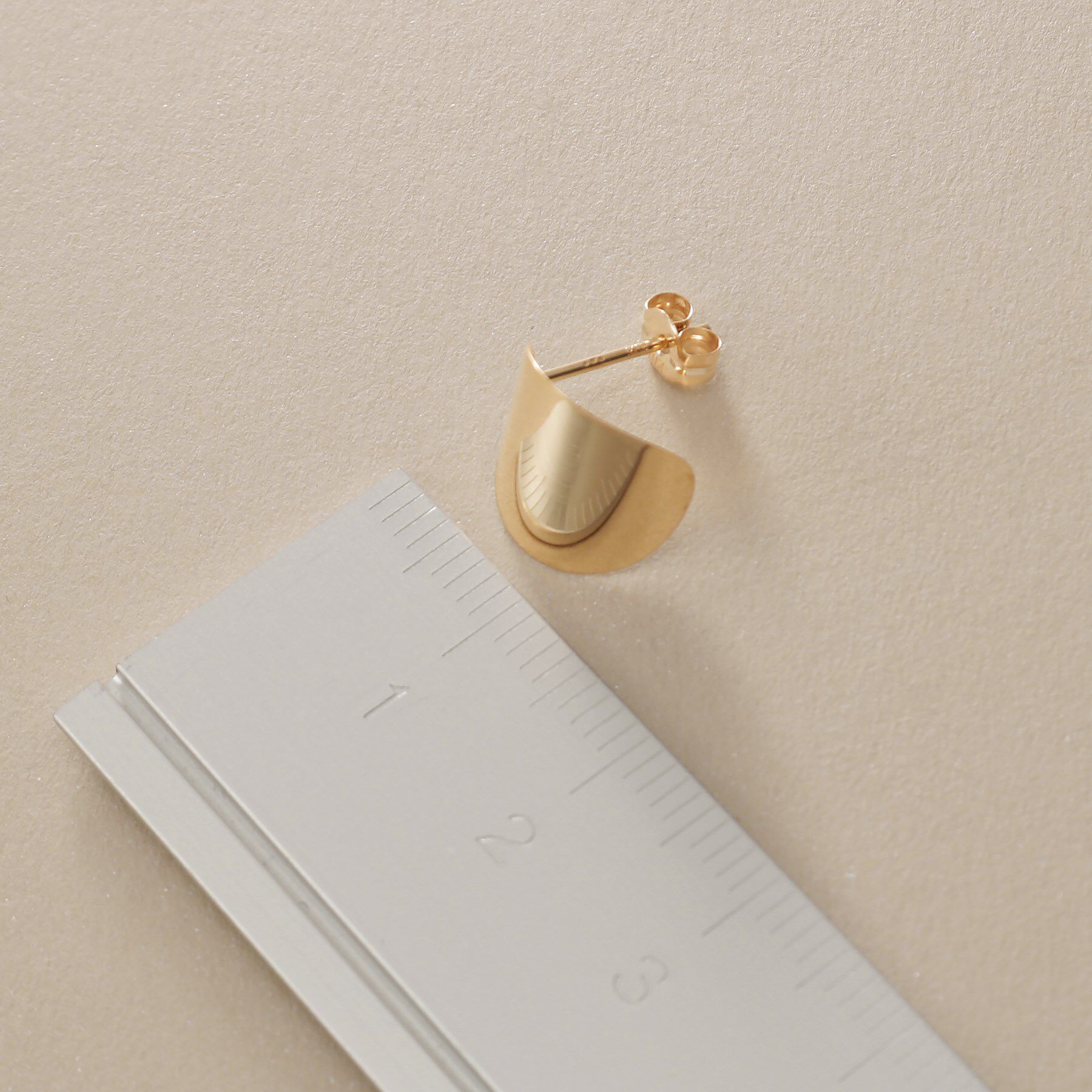 COCOSHNIK「K10ラウンドプレート スタッドピアス」|ピアス|