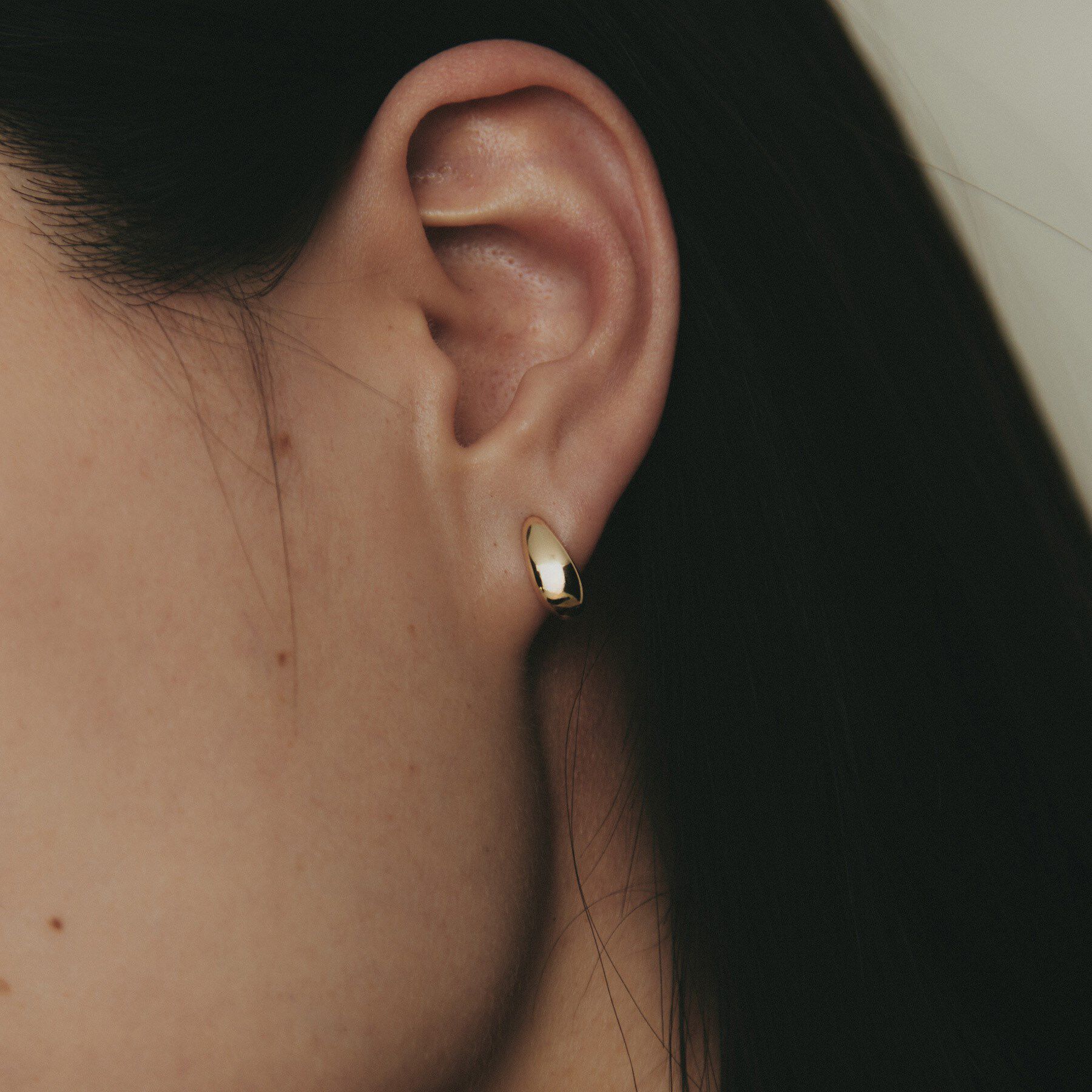 COCOSHNIK「K10中空ペアシェイプカーブ スタッドピアス」|ピアス|