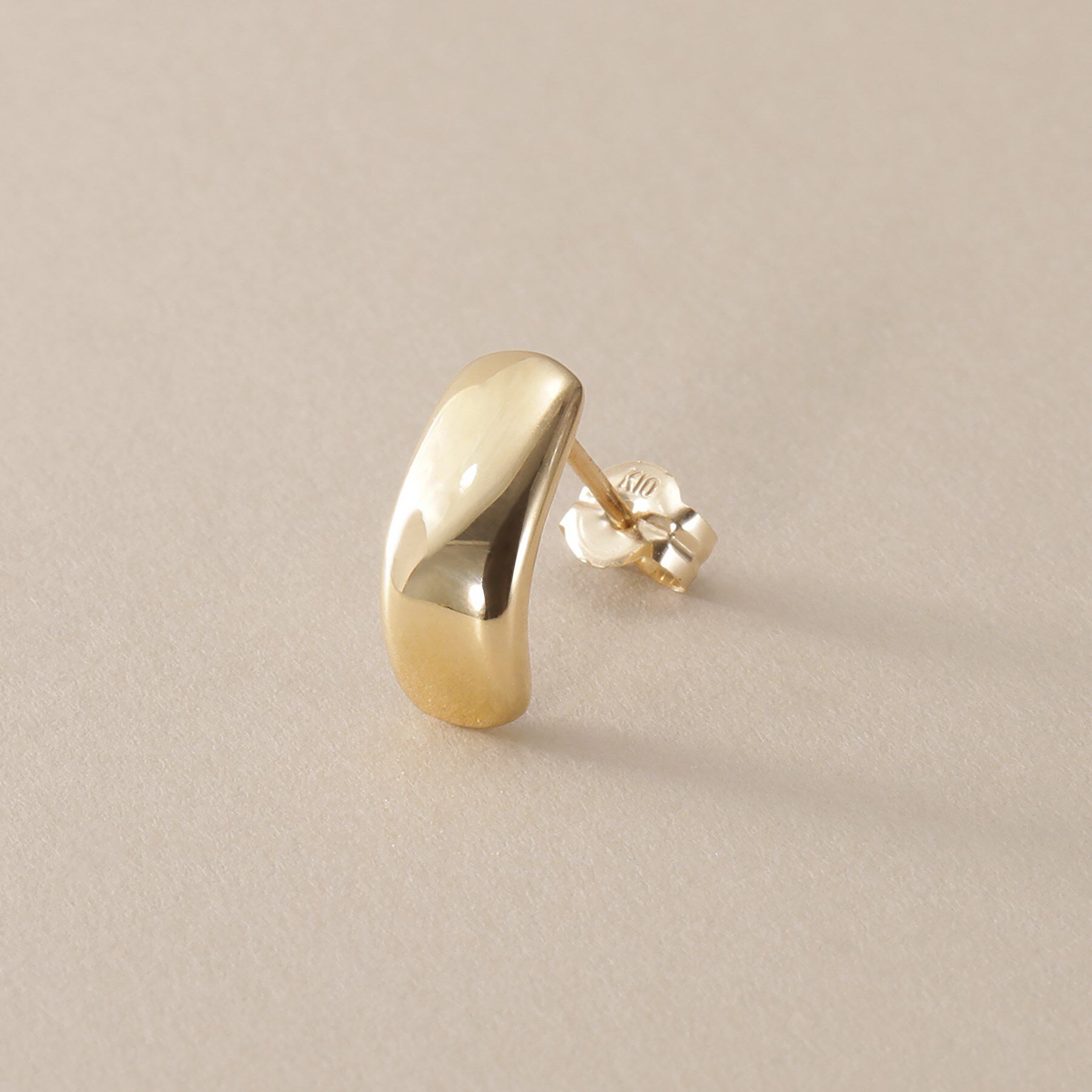 COCOSHNIK「K10中空クッションカーブ スタッドピアス」|ピアス|