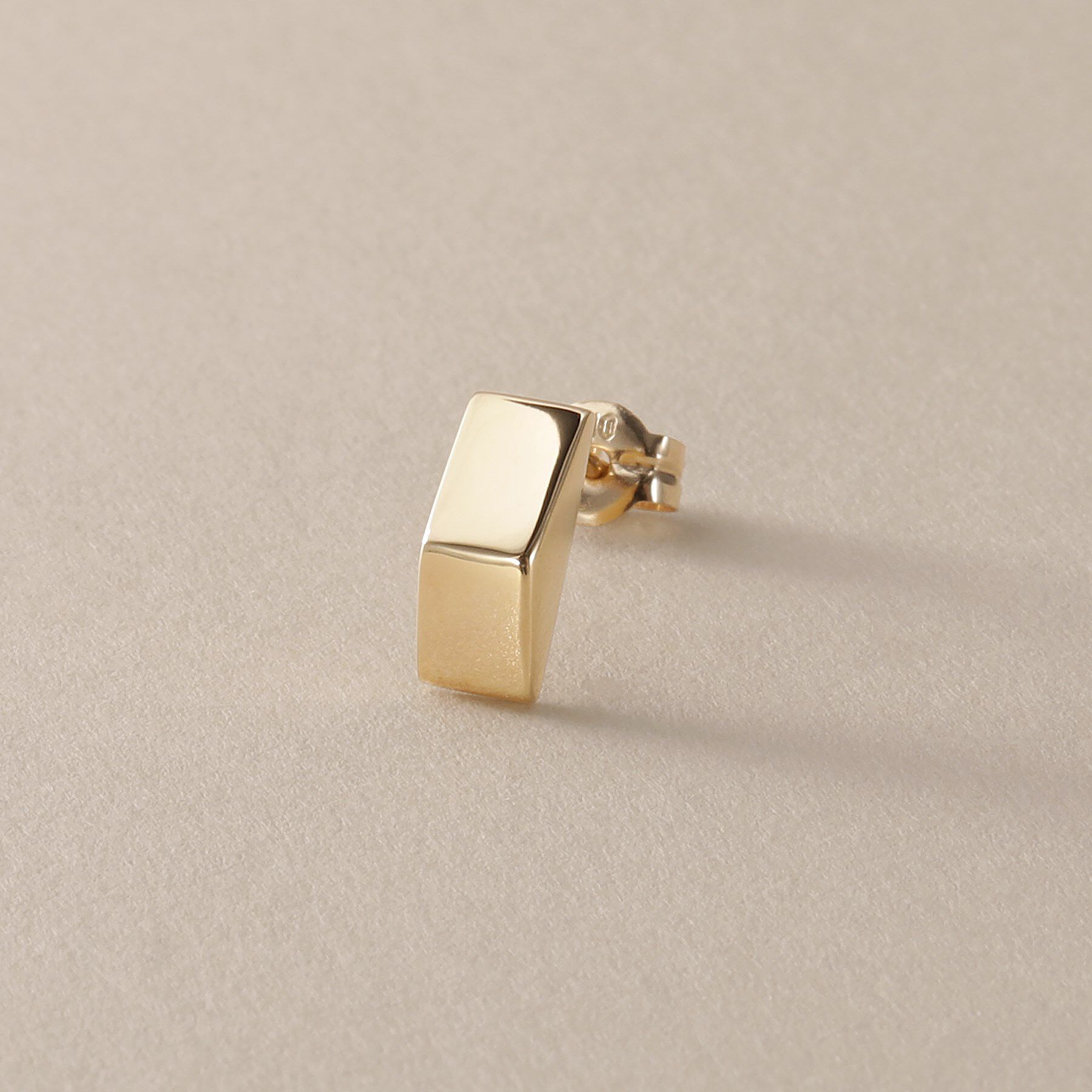 COCOSHNIK「K10中空トライアングルシェイプ スタッドピアス」|ピアス|