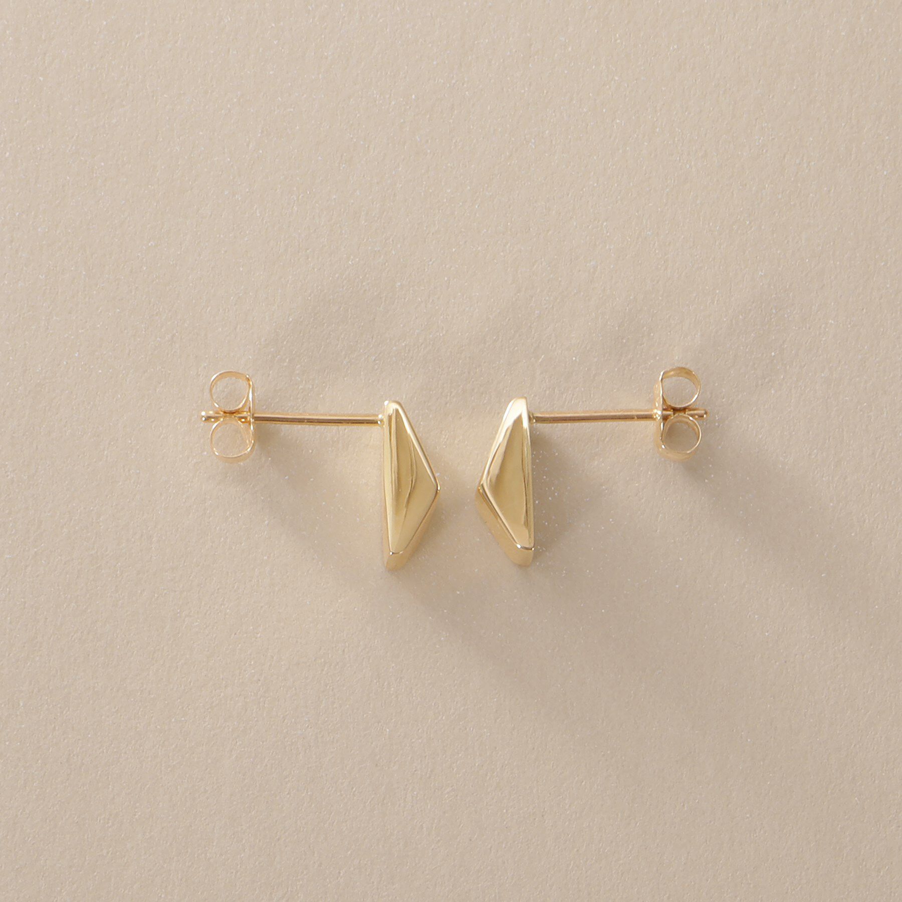 COCOSHNIK「K10中空トライアングルシェイプ スタッドピアス」|ピアス|