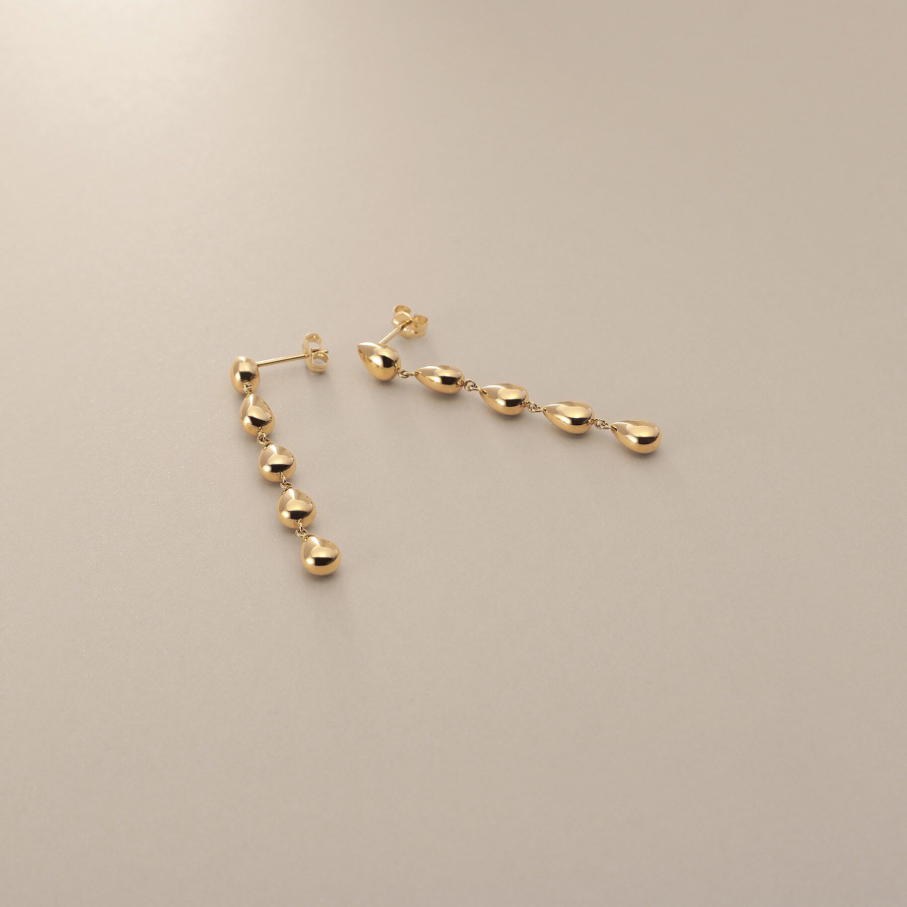 COCOSHNIK「K10中空ペアシェイプ連続 スタッドピアス大」|ピアス|