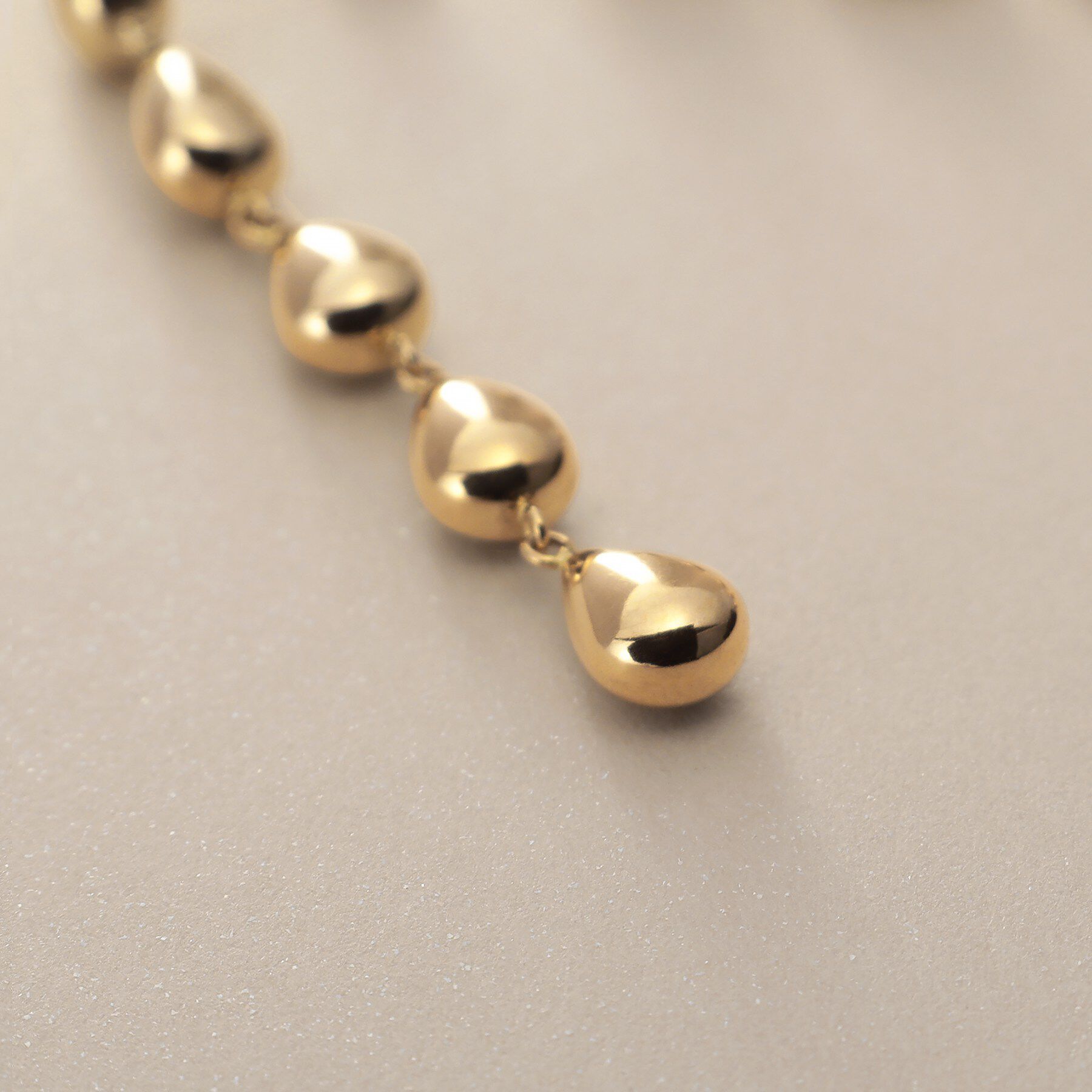 COCOSHNIK「K10中空ペアシェイプ連続 スタッドピアス大」|ピアス|