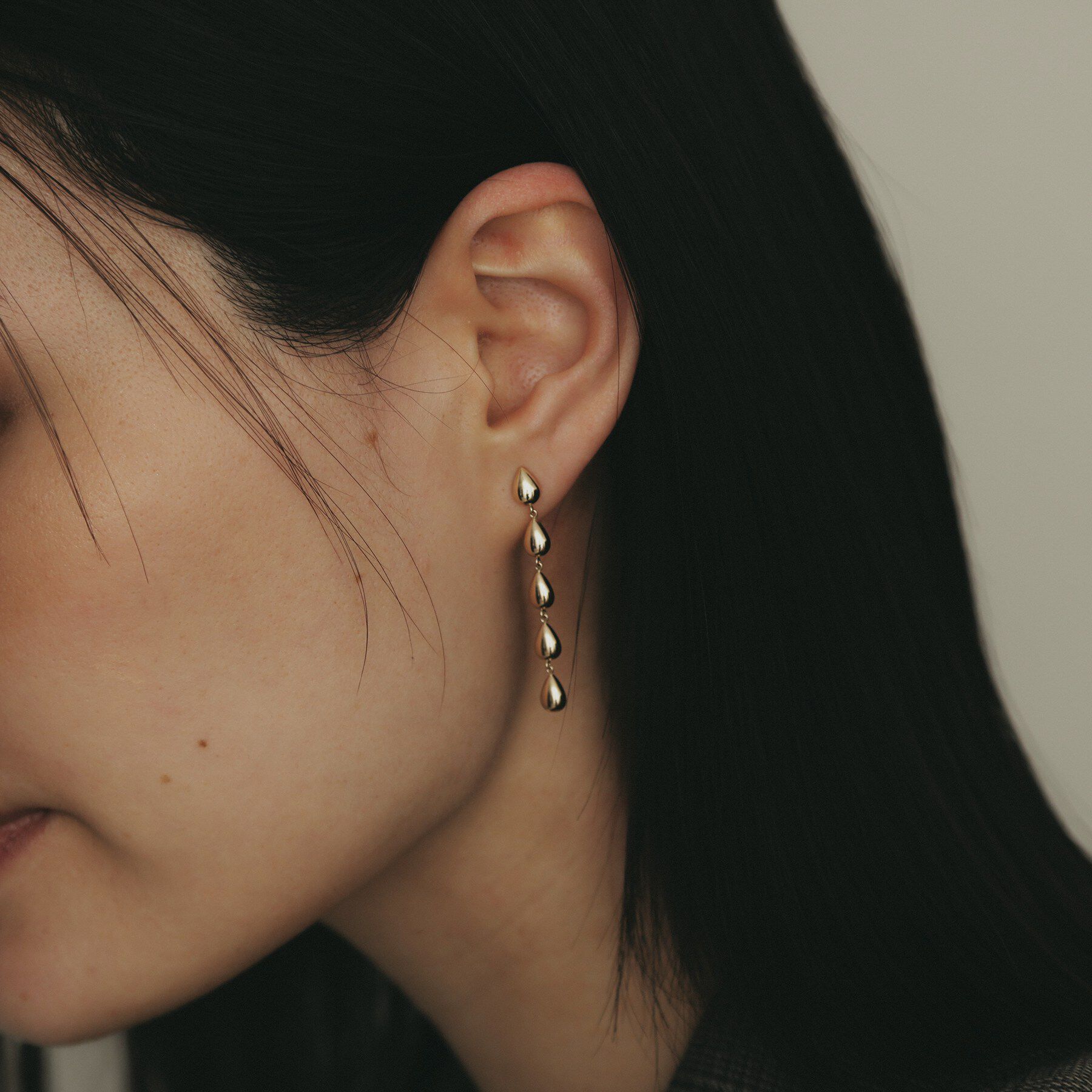 COCOSHNIK「K10中空ペアシェイプ連続 スタッドピアス大」|ピアス|