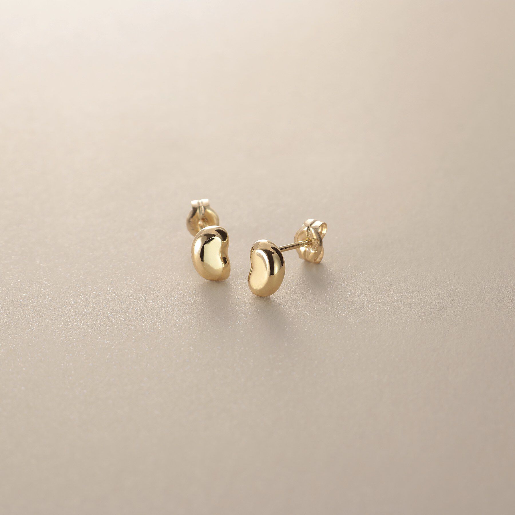 COCOSHNIK「K10【サステナブル】ビーンズシェイプ スタッドピアス」|ピアス|