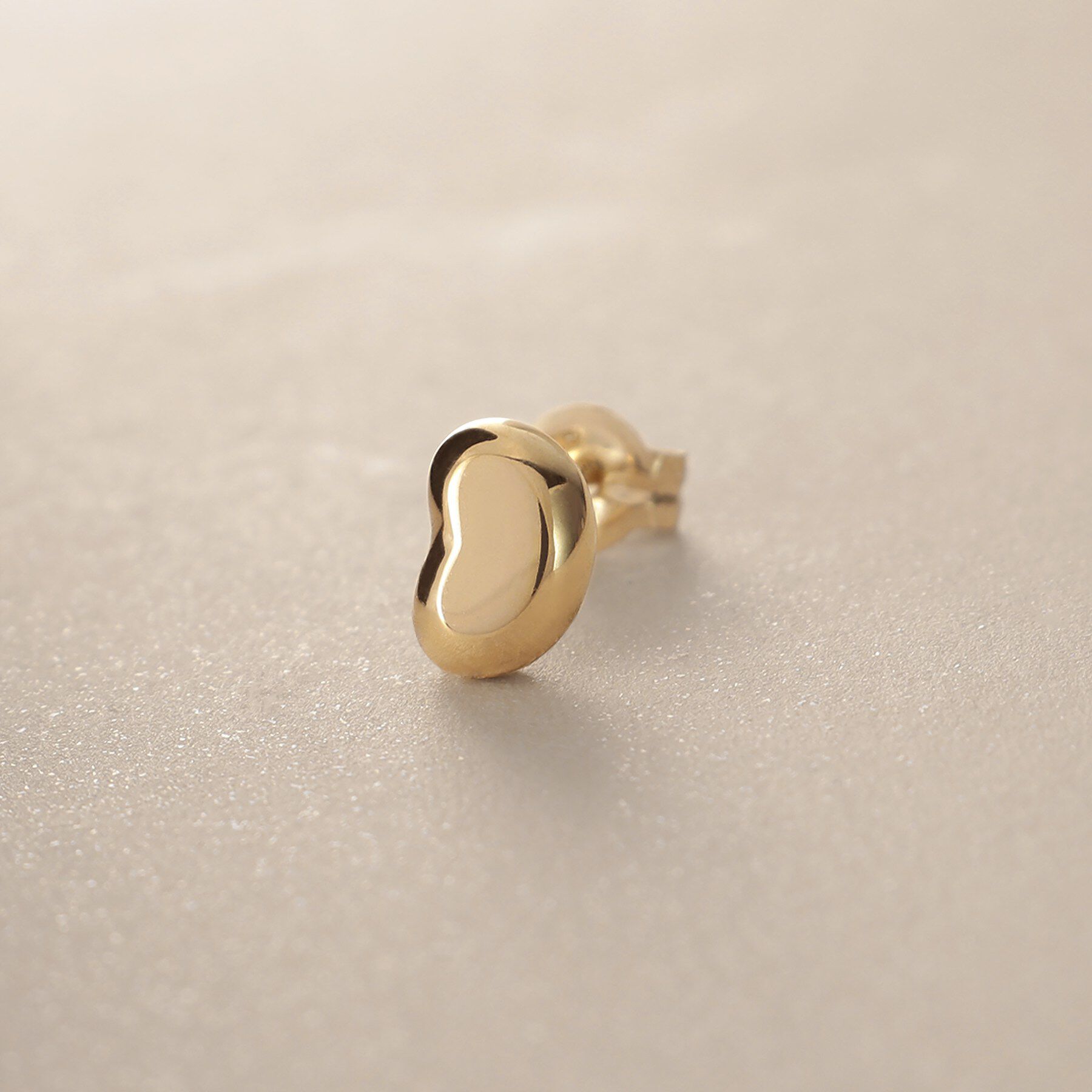 COCOSHNIK「K10【サステナブル】ビーンズシェイプ スタッドピアス」|ピアス|