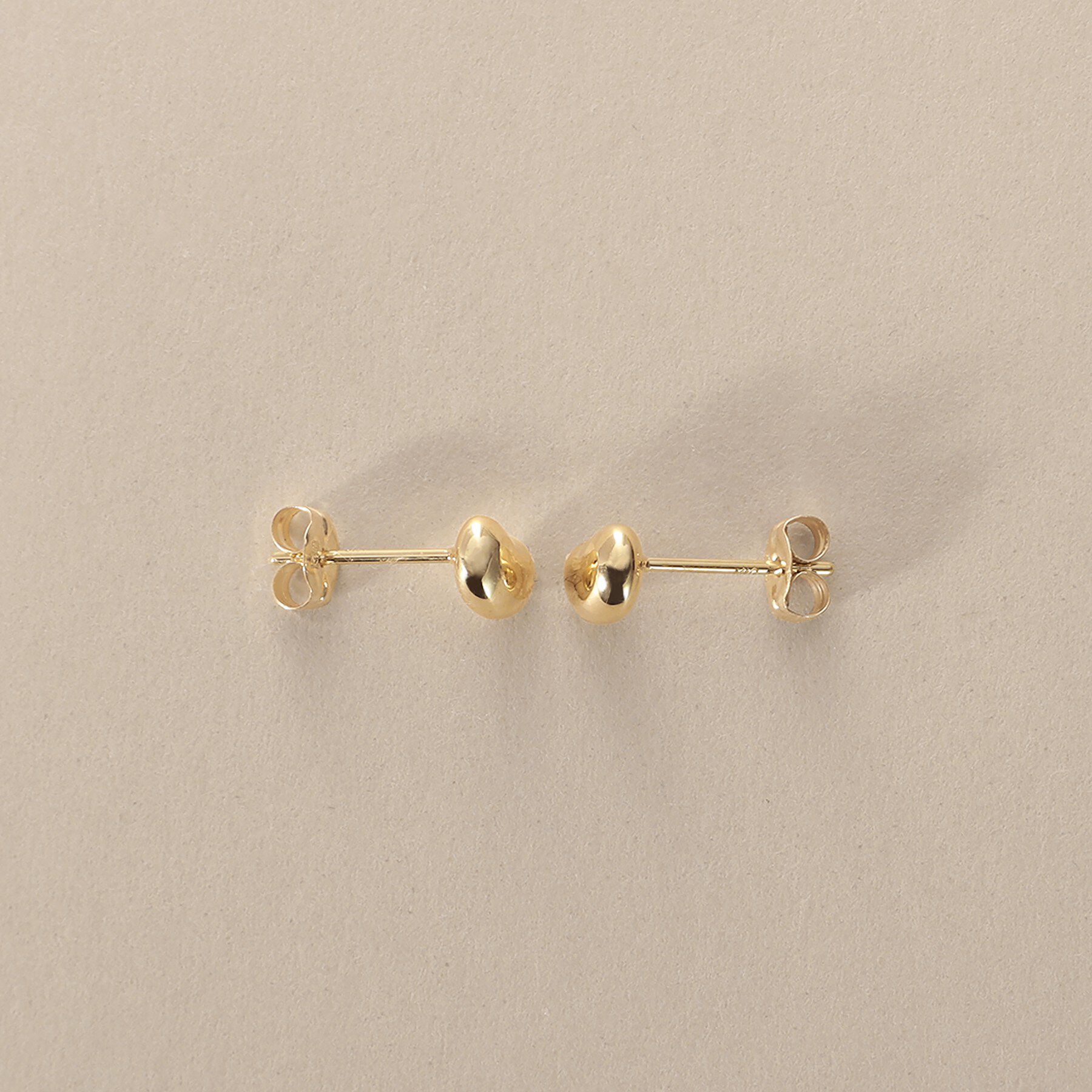 COCOSHNIK「K10【サステナブル】ビーンズシェイプ スタッドピアス」|ピアス|