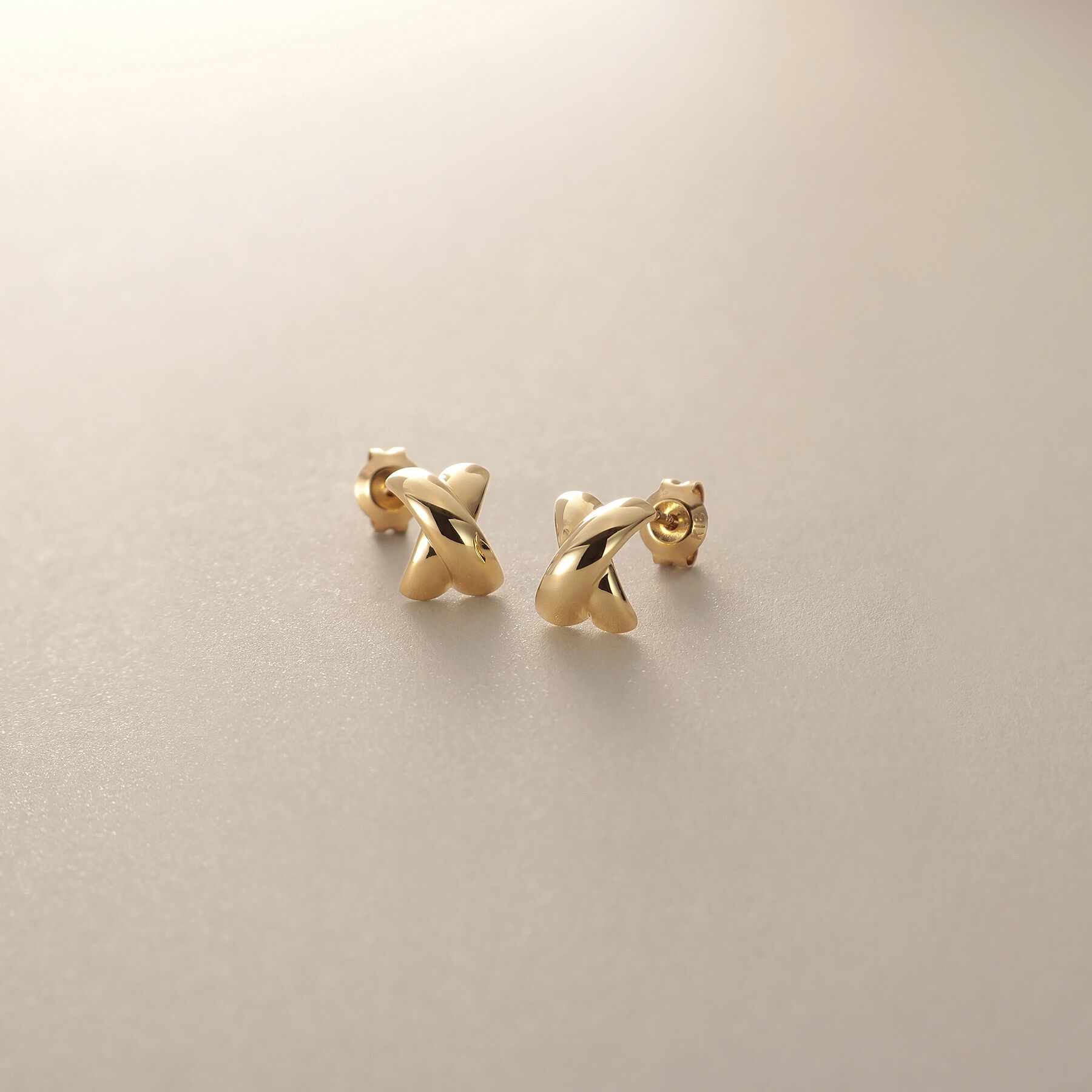 COCOSHNIK「K18【サステナブル】甲丸クロスアーチ スタッドピアス」|ピアス|