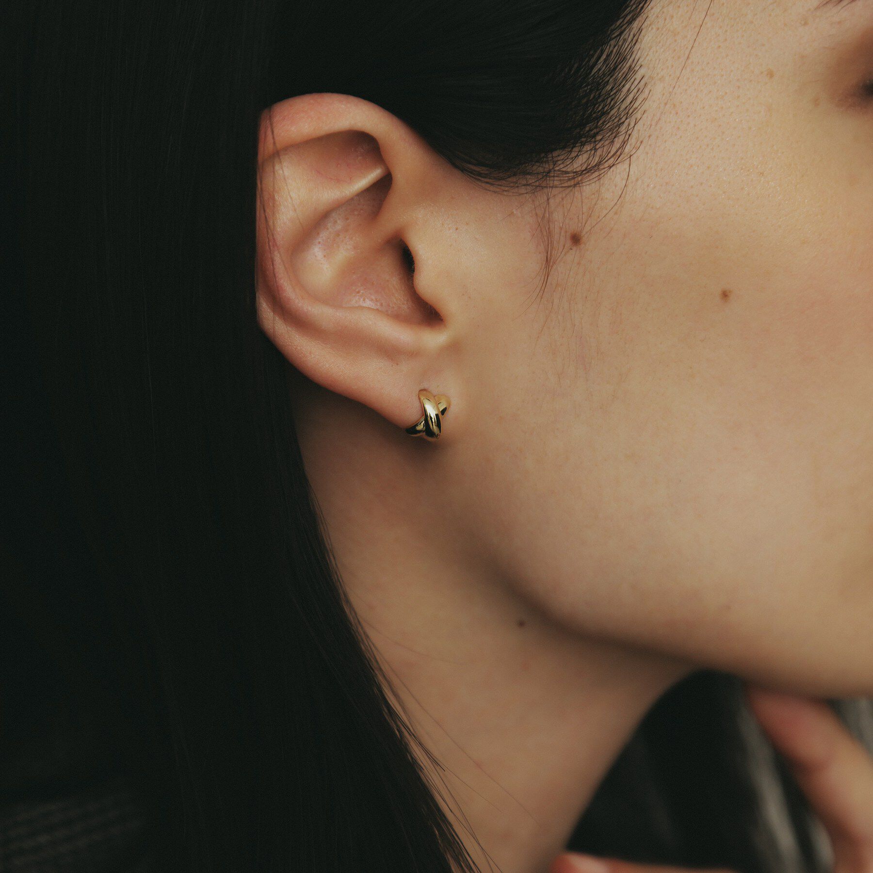 COCOSHNIK「K18【サステナブル】甲丸クロスアーチ スタッドピアス」|ピアス|