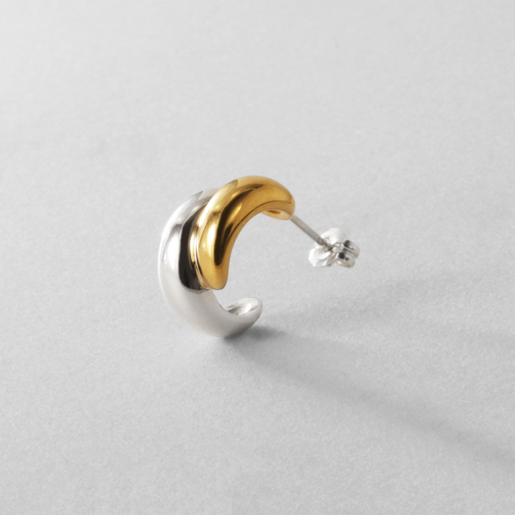 COCOSHNIK ONKITSCH「シルバー コンビカラー スモールフープ チャビーローテイテッドピアス」|ピアス|