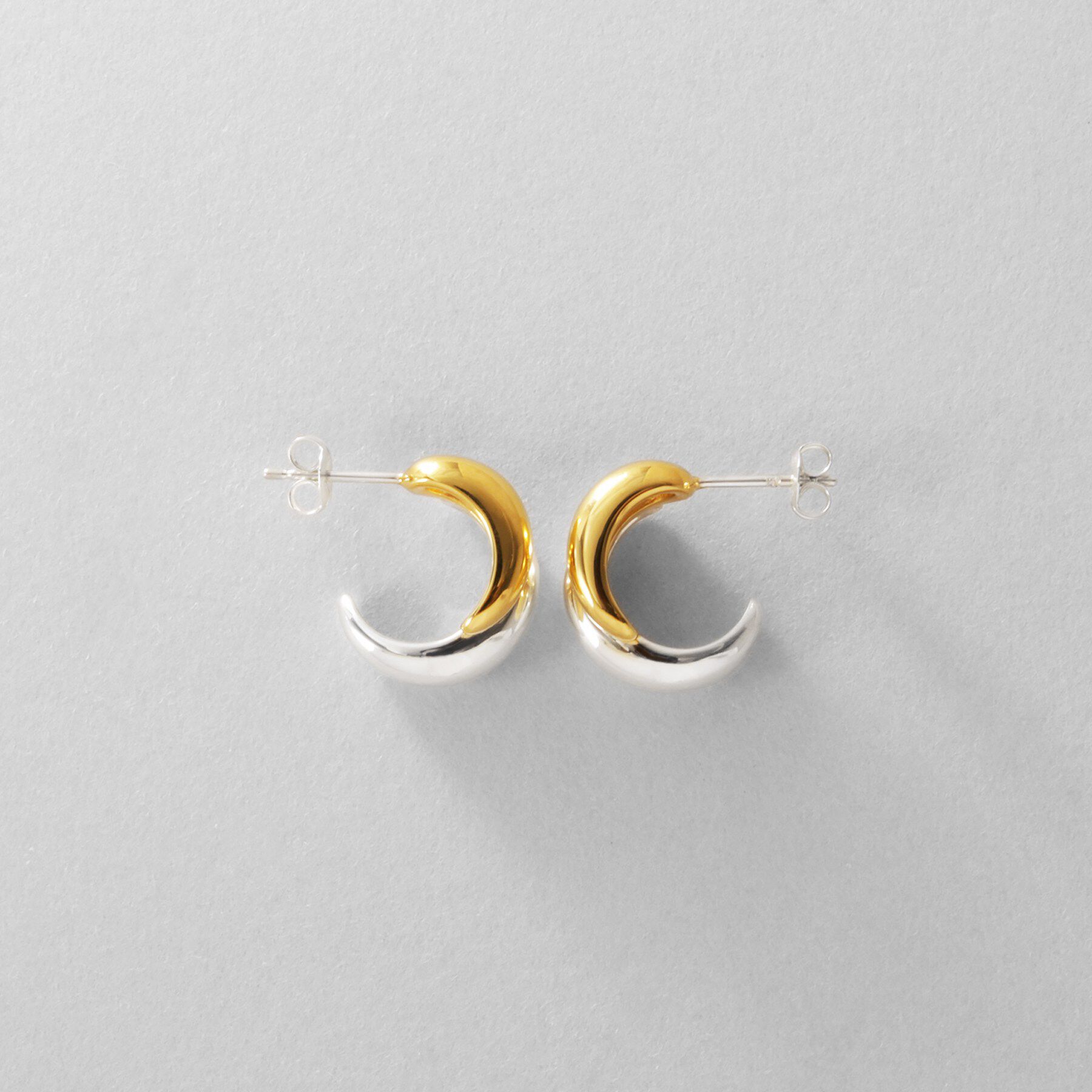 COCOSHNIK ONKITSCH「シルバー コンビカラー スモールフープ チャビーローテイテッドピアス」|ピアス|