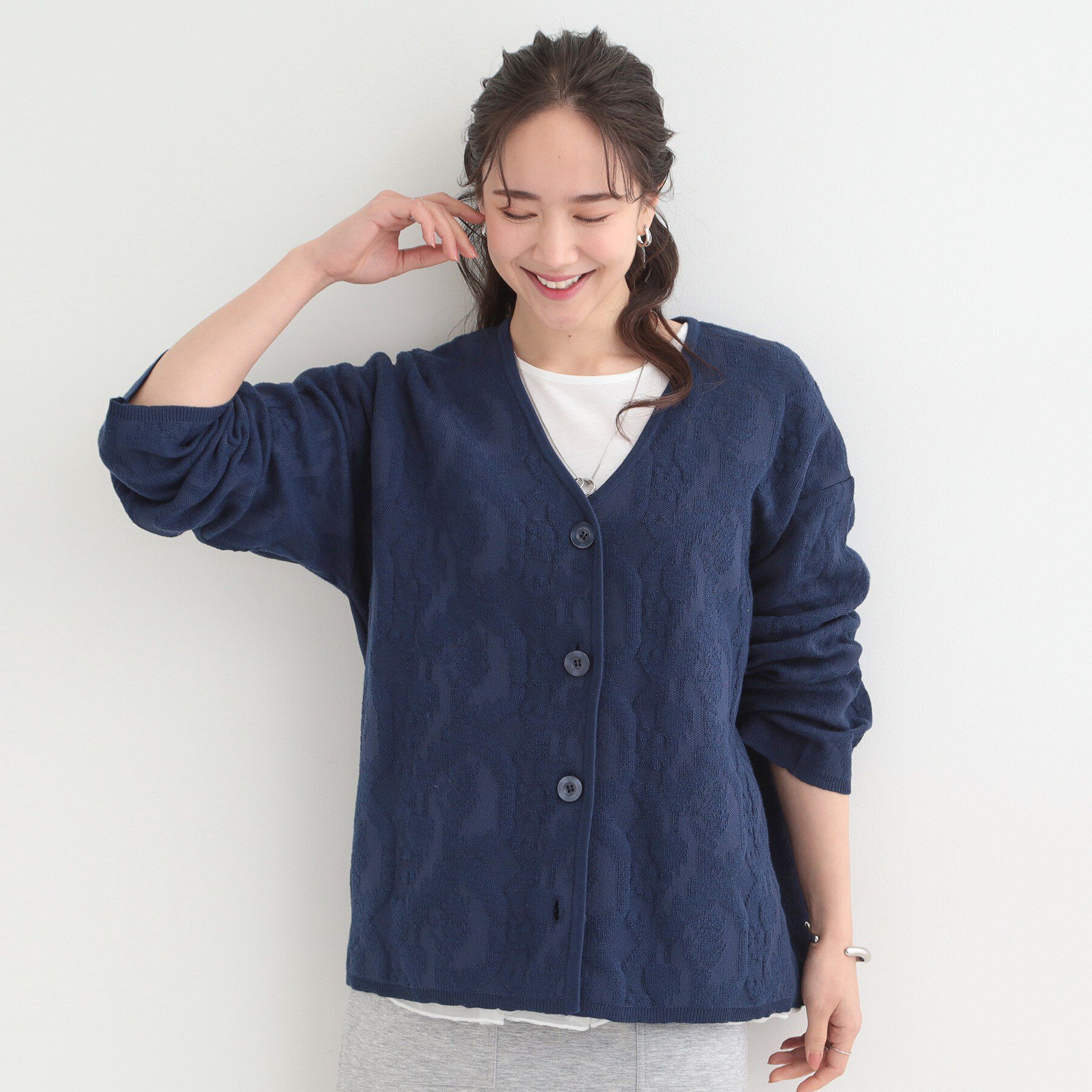 SHOO･LA･RUE「無地柄がコーデのアクセントに Vネックカーディガン」|カーディガン|