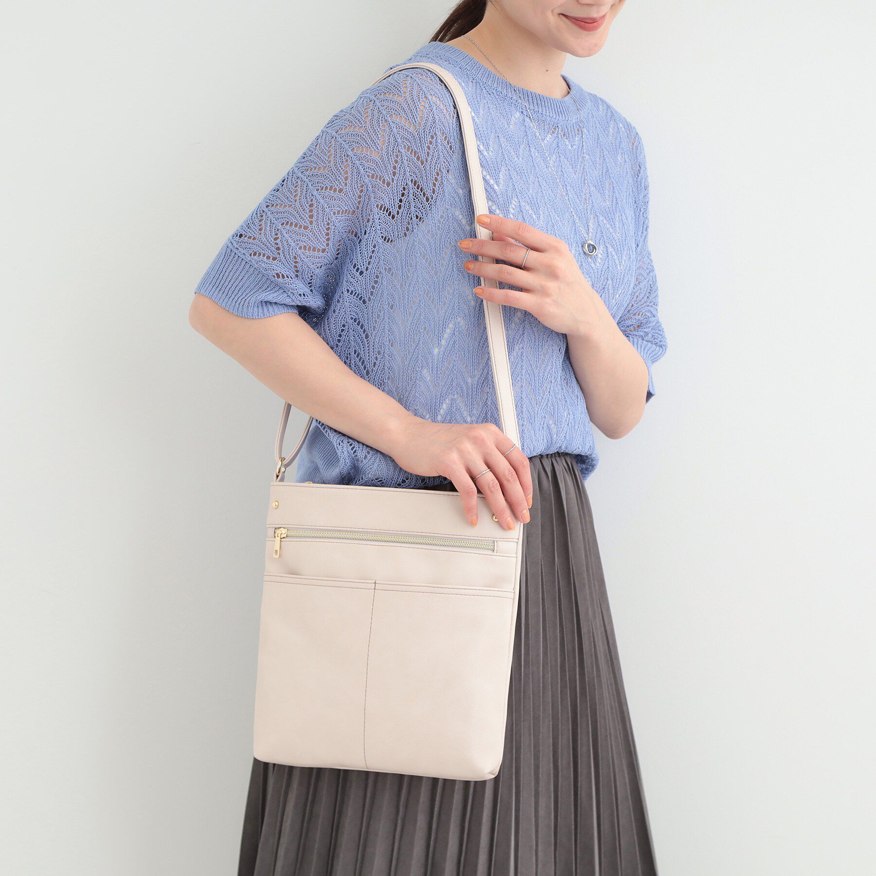 SHOO･LA･RUE「ボディフィット8ポケットショルダーバッグ」|ショルダー・メッセンジャー|アイボリー(004)