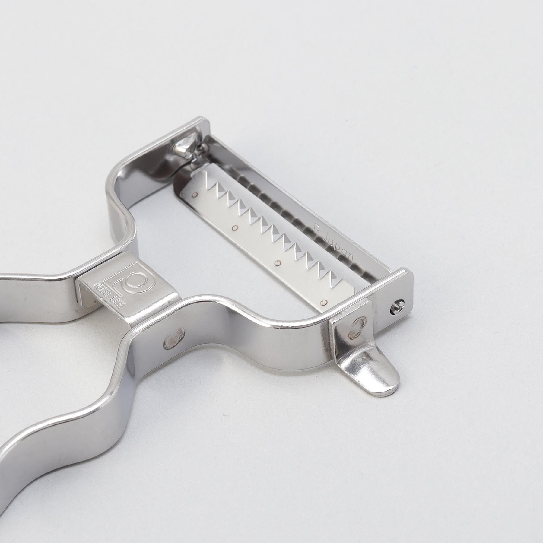 212 KITCHEN STORE「Simple Use 波型グリップステンレス製千切りピーラー」|食器・キッチングッズ|