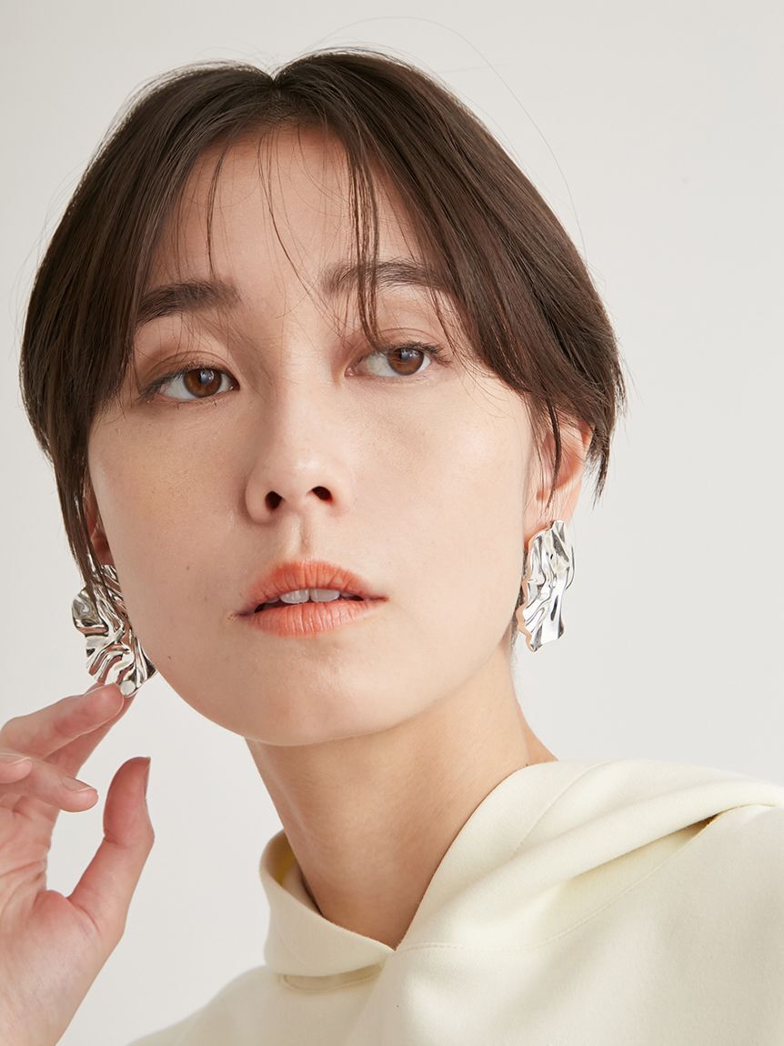 emmi atelier「【IPSA/emmi】ウェーブプレートピアス」|ピアス|