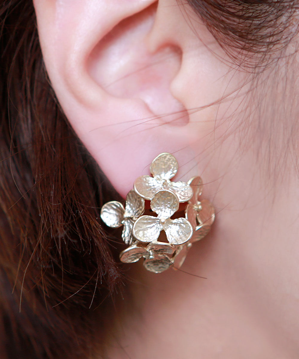 colleca la「メタルフラワーイヤリング」|イヤリング|