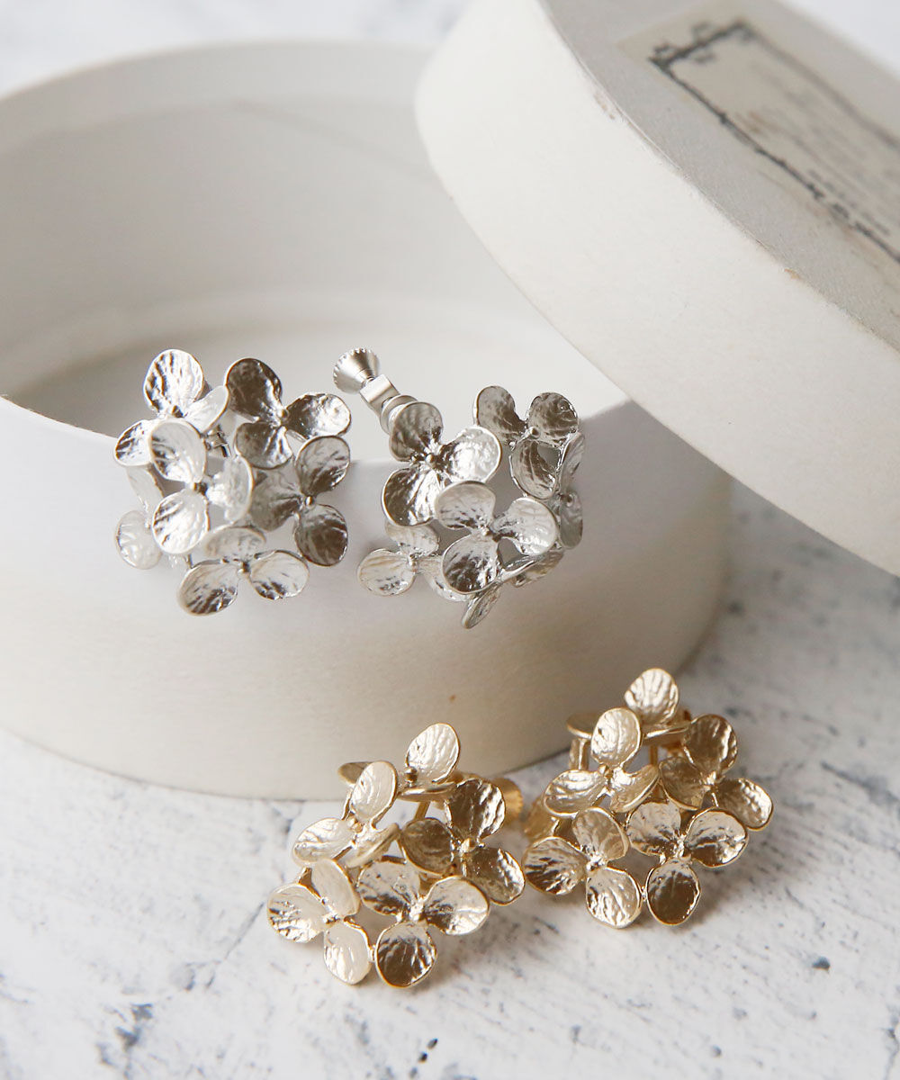 colleca la「メタルフラワーイヤリング」|イヤリング|