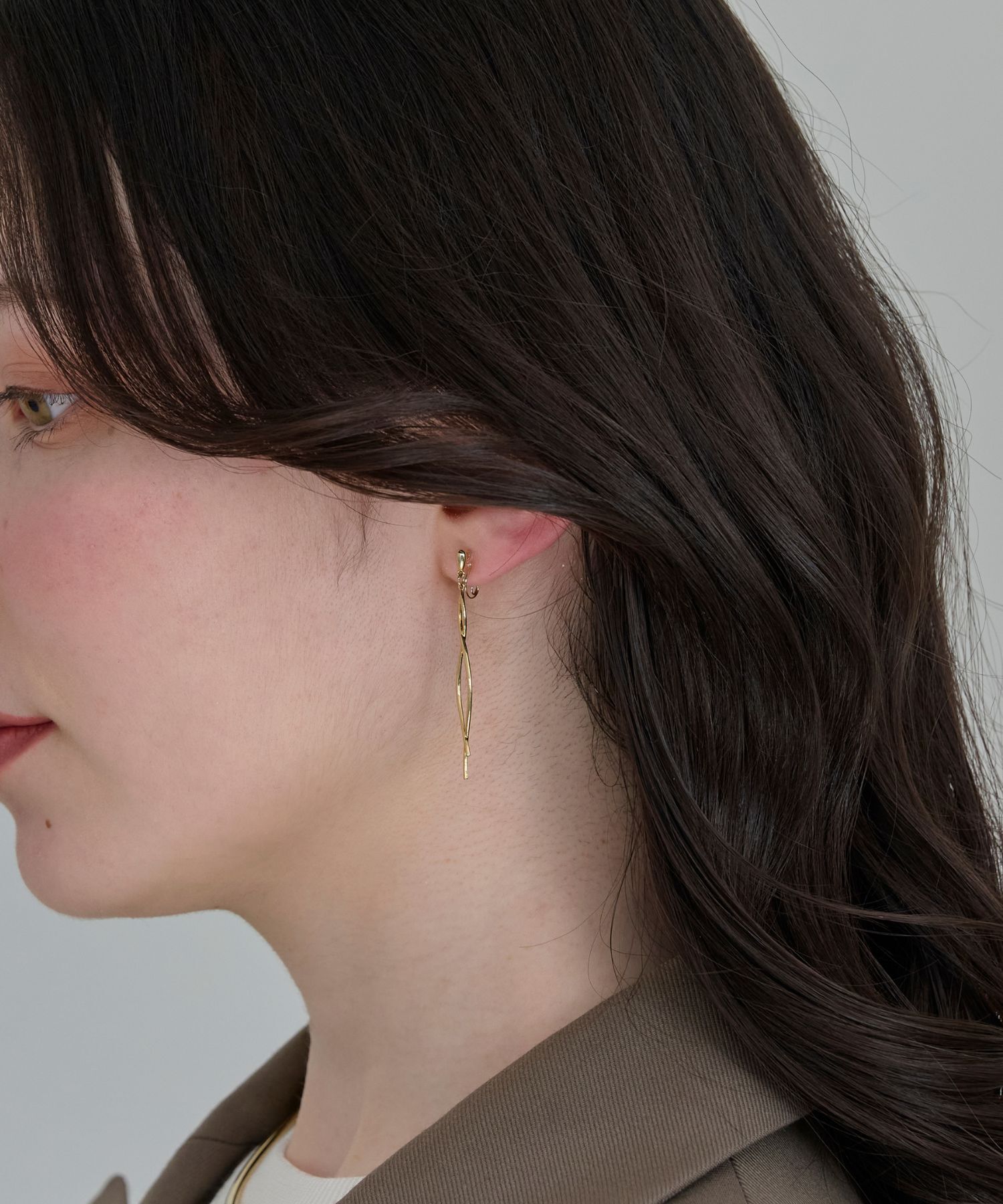 Phoebe「【金属アレルギー対応】【痛くないシリーズ】スウィングクリスタルループフィットイヤリング　ゴールド」|イヤリング|