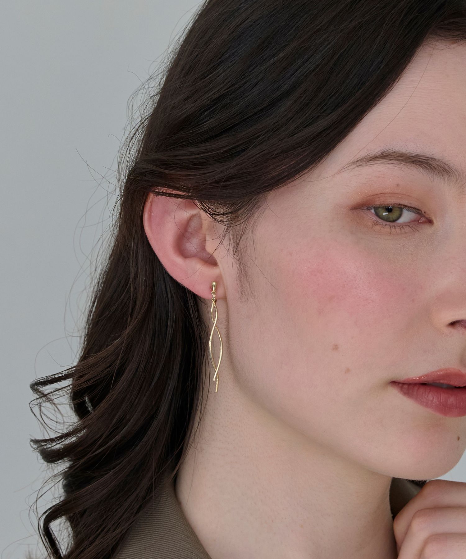 Phoebe「【金属アレルギー対応】【痛くないシリーズ】スウィングクリスタルループフィットイヤリング　ゴールド」|イヤリング|